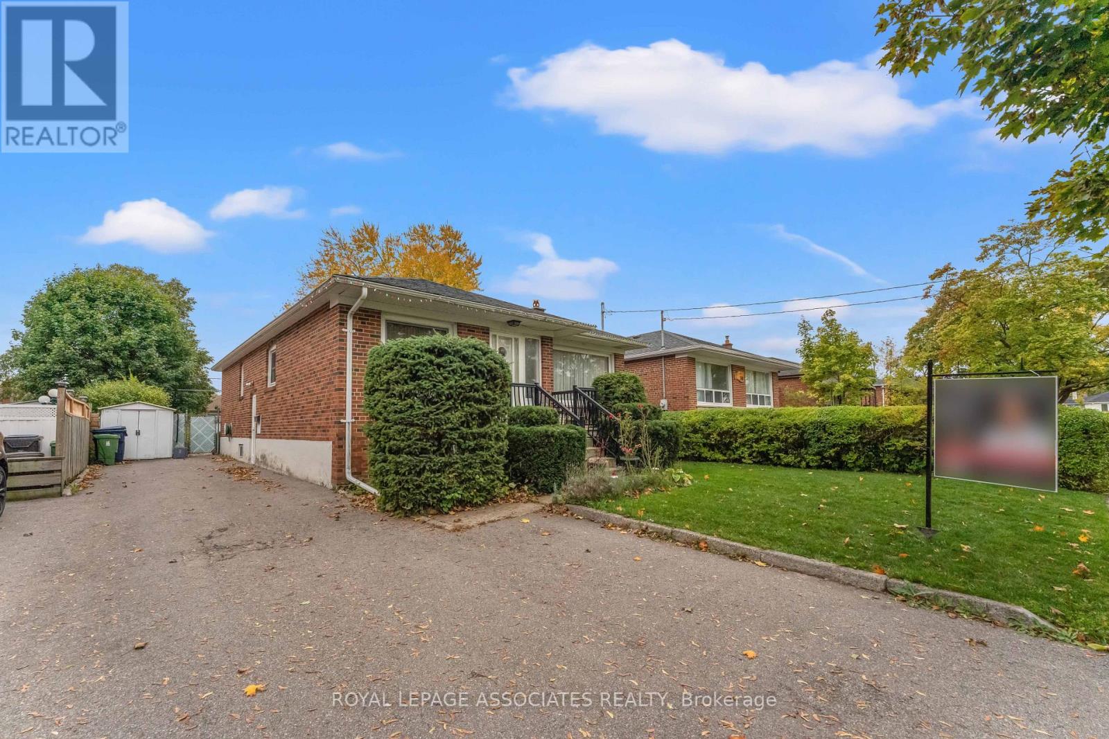 28 Waterbeach Crescent, Toronto, Ontario  M9W 3L9 - Photo 4 - W12477004