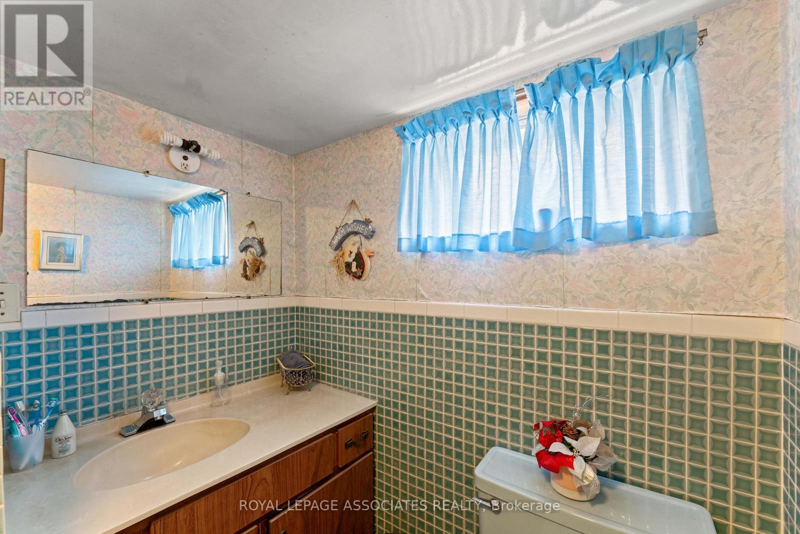28 Waterbeach Crescent, Toronto, Ontario  M9W 3L9 - Photo 42 - W12477004