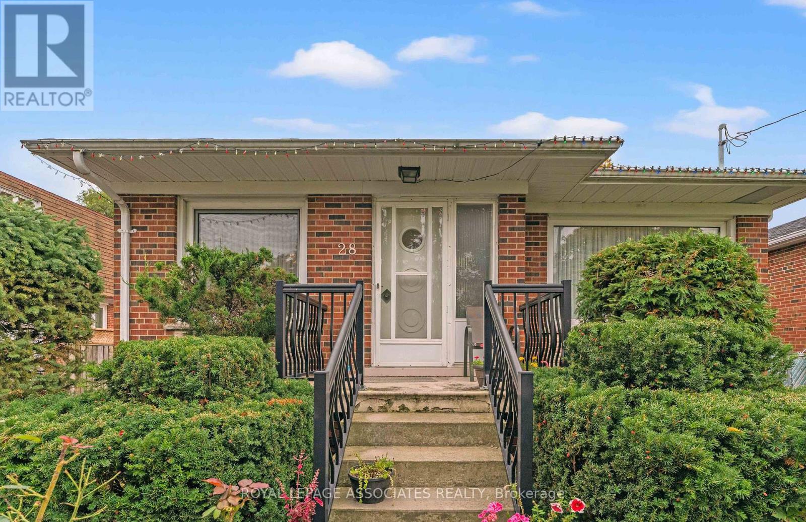 28 Waterbeach Crescent, Toronto, Ontario  M9W 3L9 - Photo 5 - W12477004