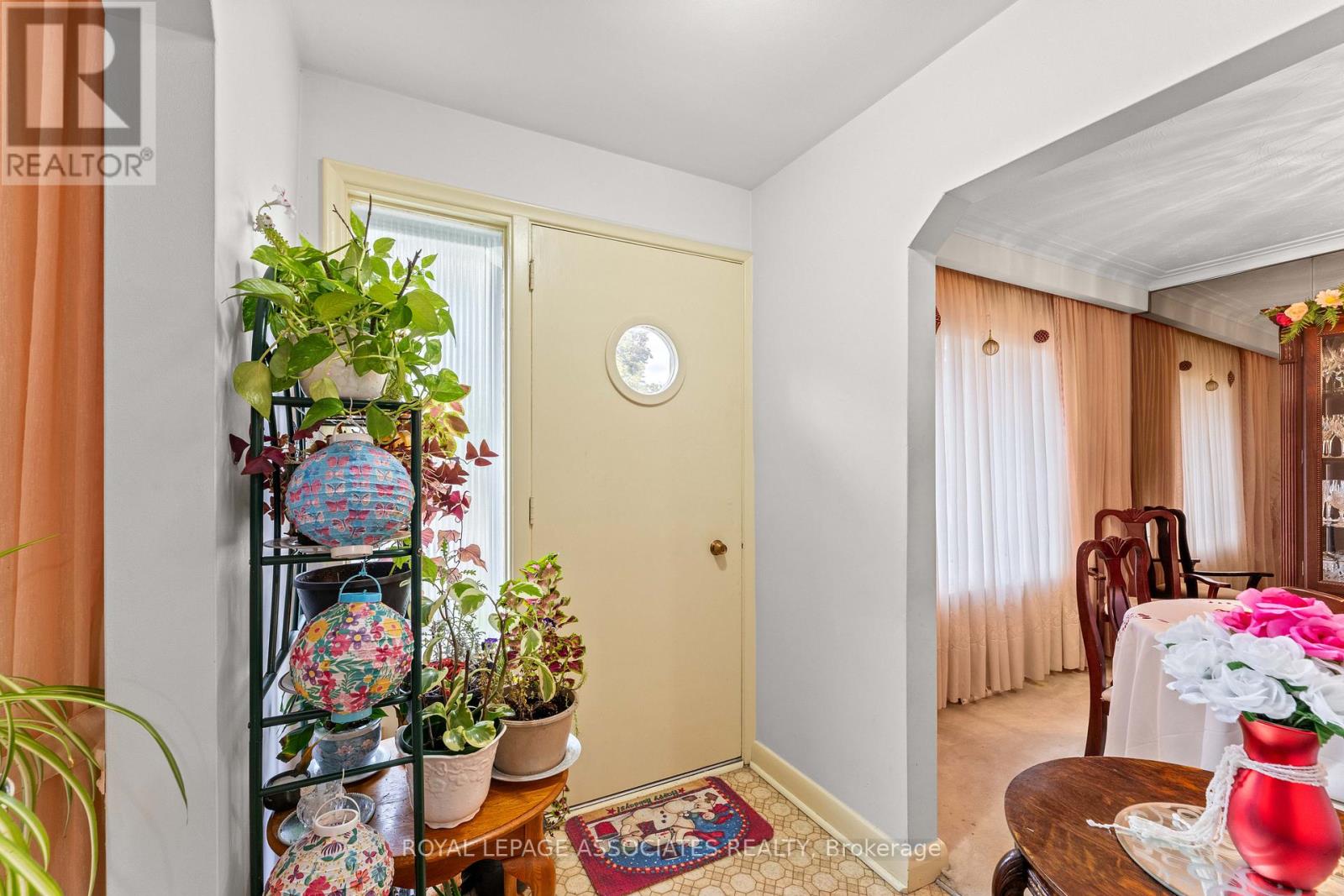28 Waterbeach Crescent, Toronto, Ontario  M9W 3L9 - Photo 6 - W12477004