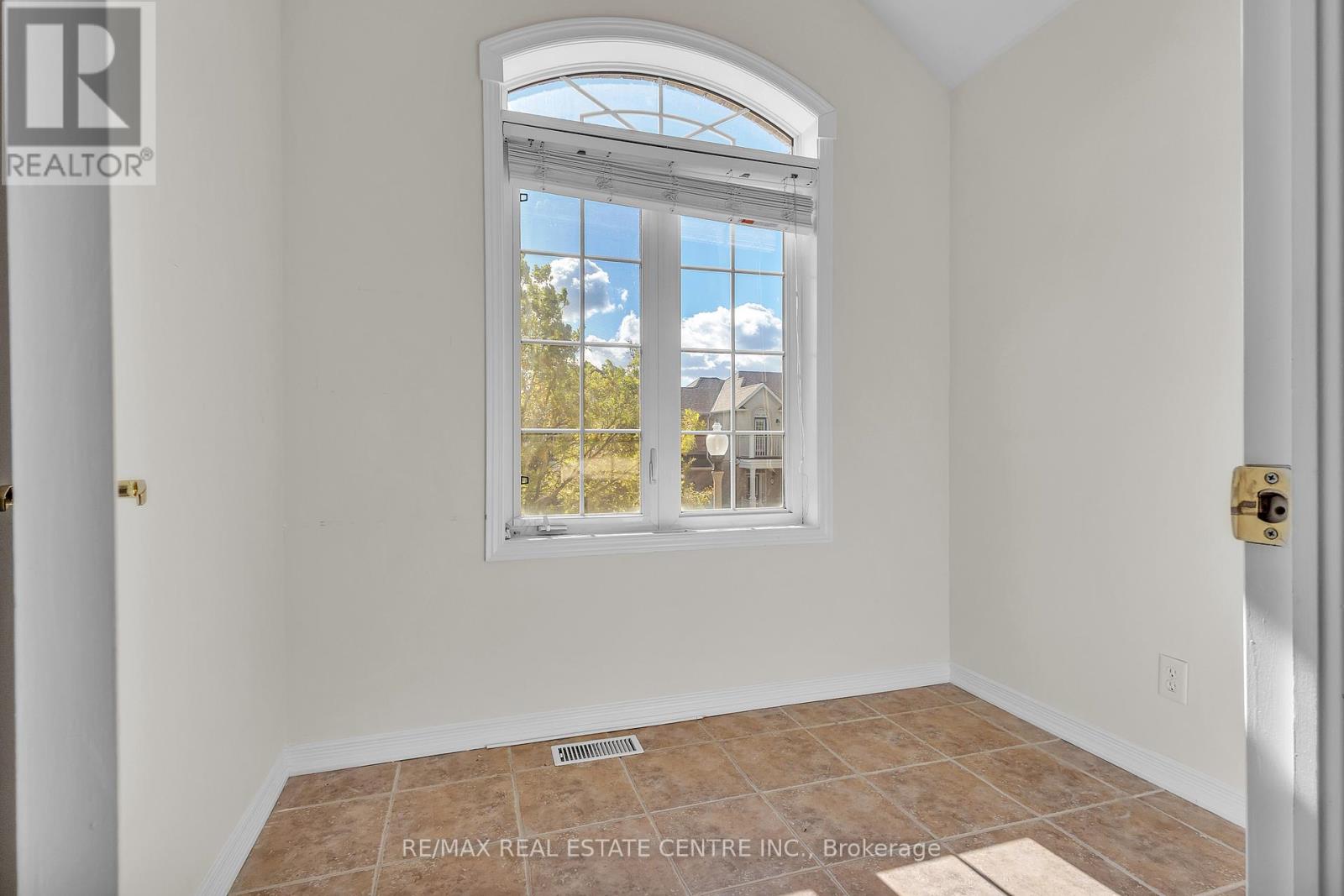 86 Glendarling Crescent, Hamilton, Ontario  L8E 0B1 - Photo 16 - X12476975