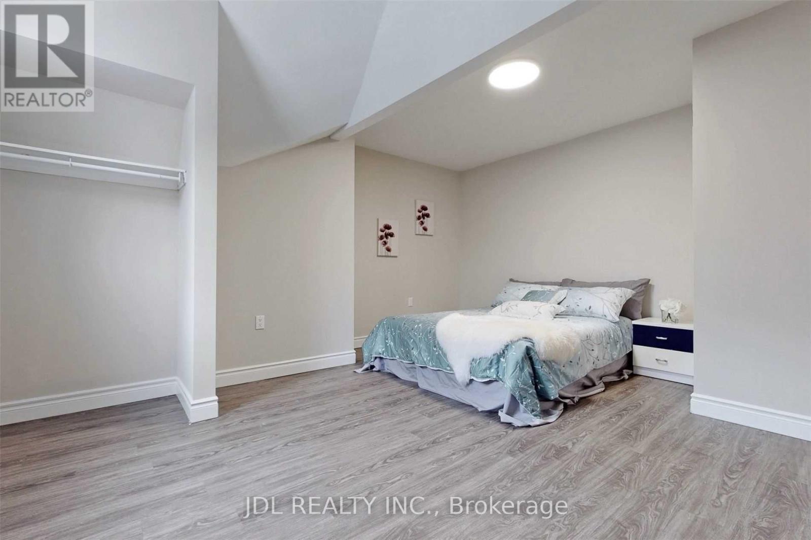 216 Mc Caul Street, Toronto, Ontario  M5T 1W5 - Photo 32 - C12477049