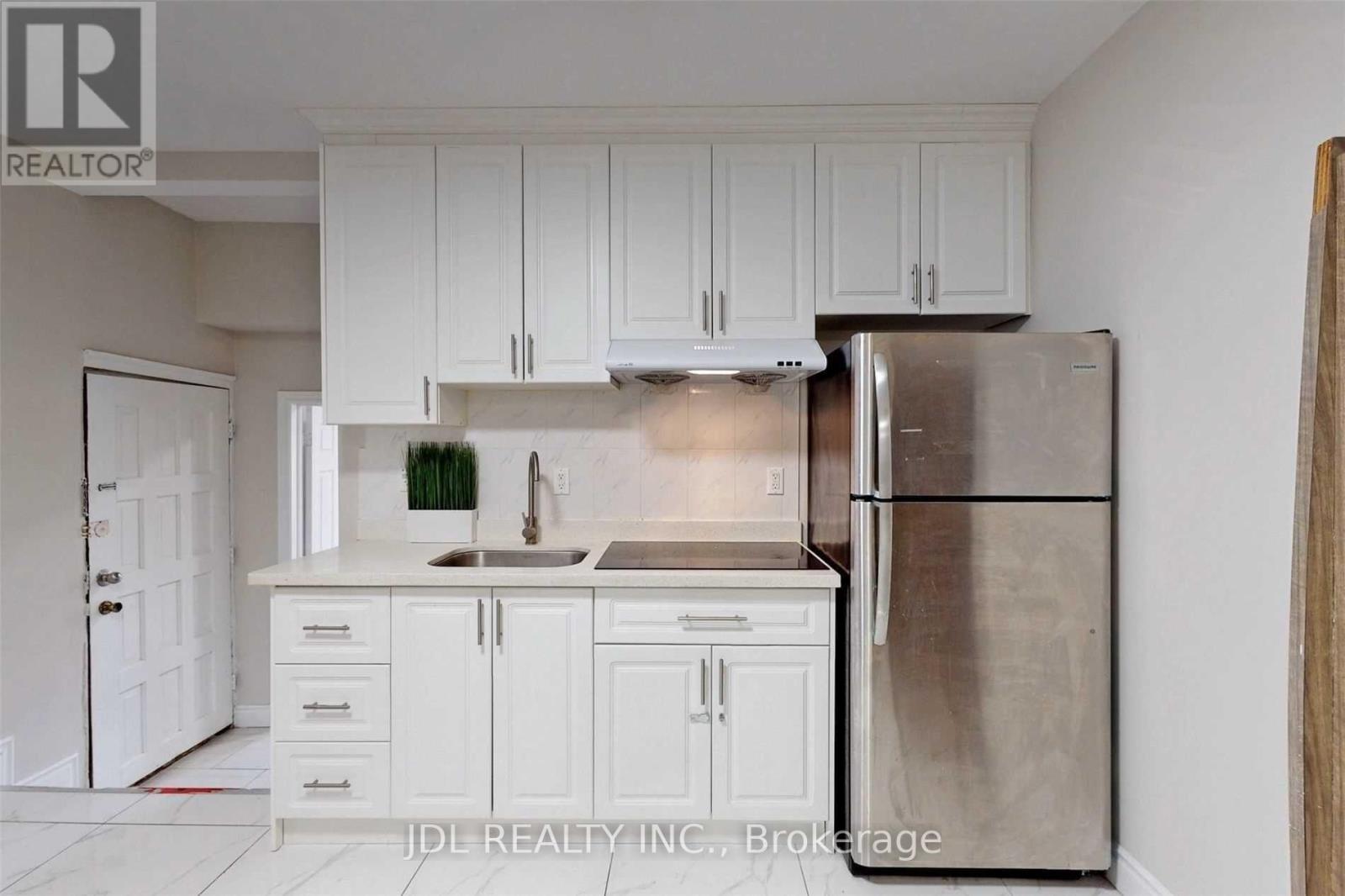 216 Mc Caul Street, Toronto, Ontario  M5T 1W5 - Photo 6 - C12477049