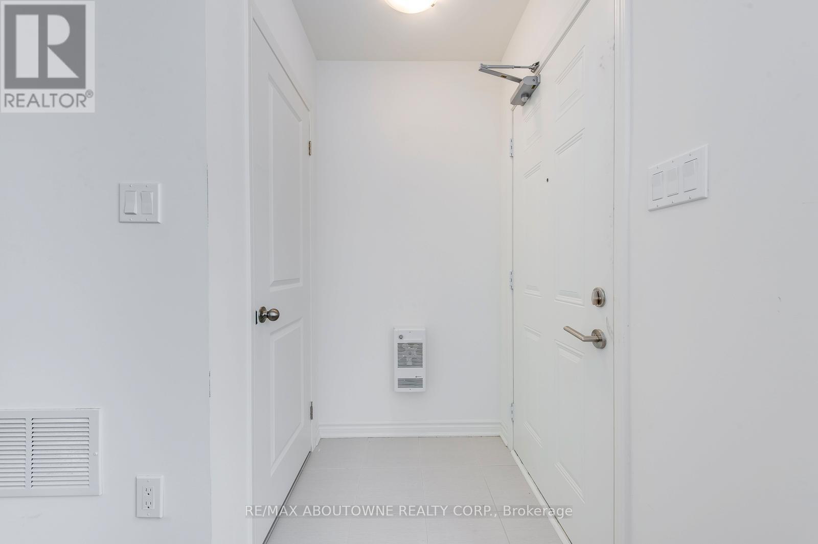 15 - 2212 Bromsgrove Road, Mississauga, Ontario  L5J 0B3 - Photo 3 - W12477067