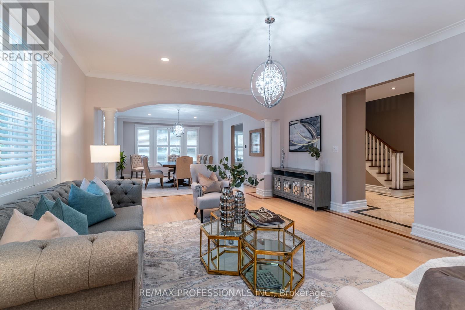 354 Country Club Crescent, Mississauga, Ontario  L5J 2P8 - Photo 12 - W12477092