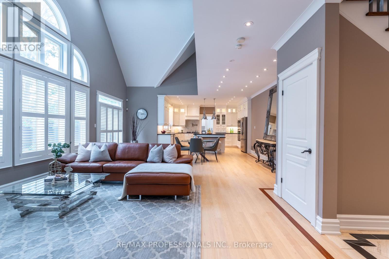 354 Country Club Crescent, Mississauga, Ontario  L5J 2P8 - Photo 15 - W12477092
