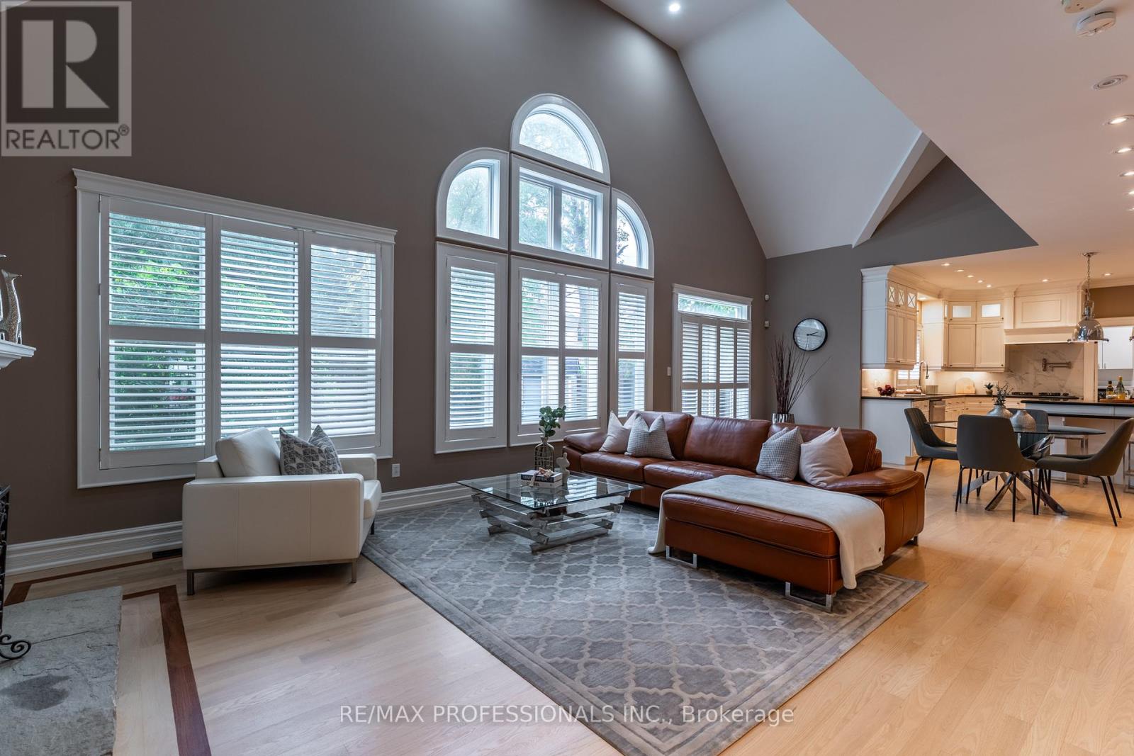 354 Country Club Crescent, Mississauga, Ontario  L5J 2P8 - Photo 17 - W12477092