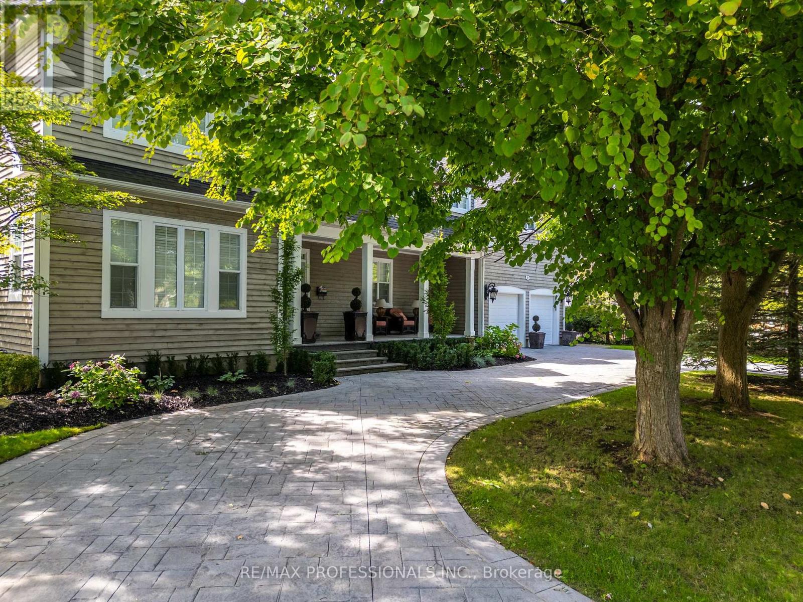 354 Country Club Crescent, Mississauga, Ontario  L5J 2P8 - Photo 2 - W12477092