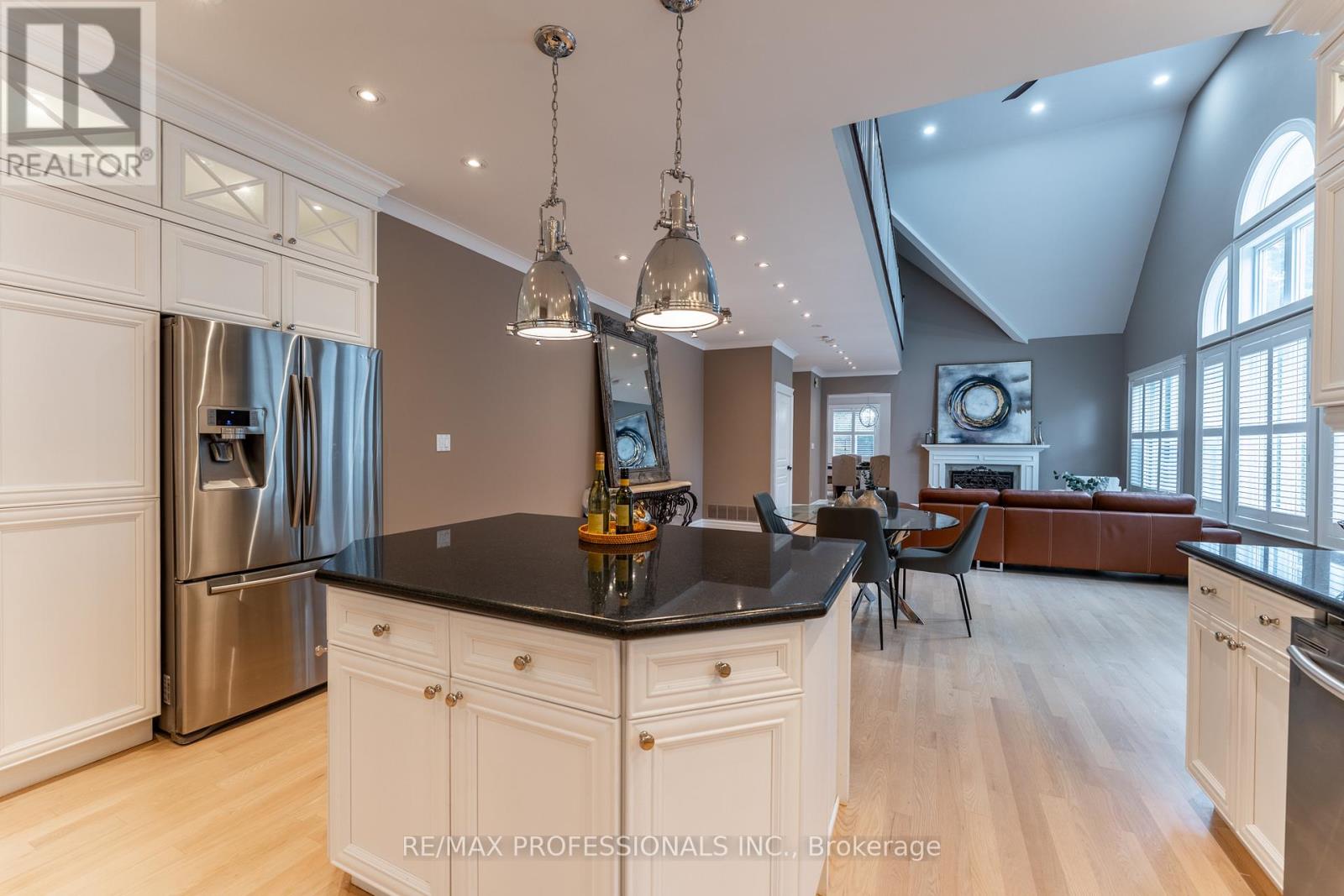 354 Country Club Crescent, Mississauga, Ontario  L5J 2P8 - Photo 27 - W12477092