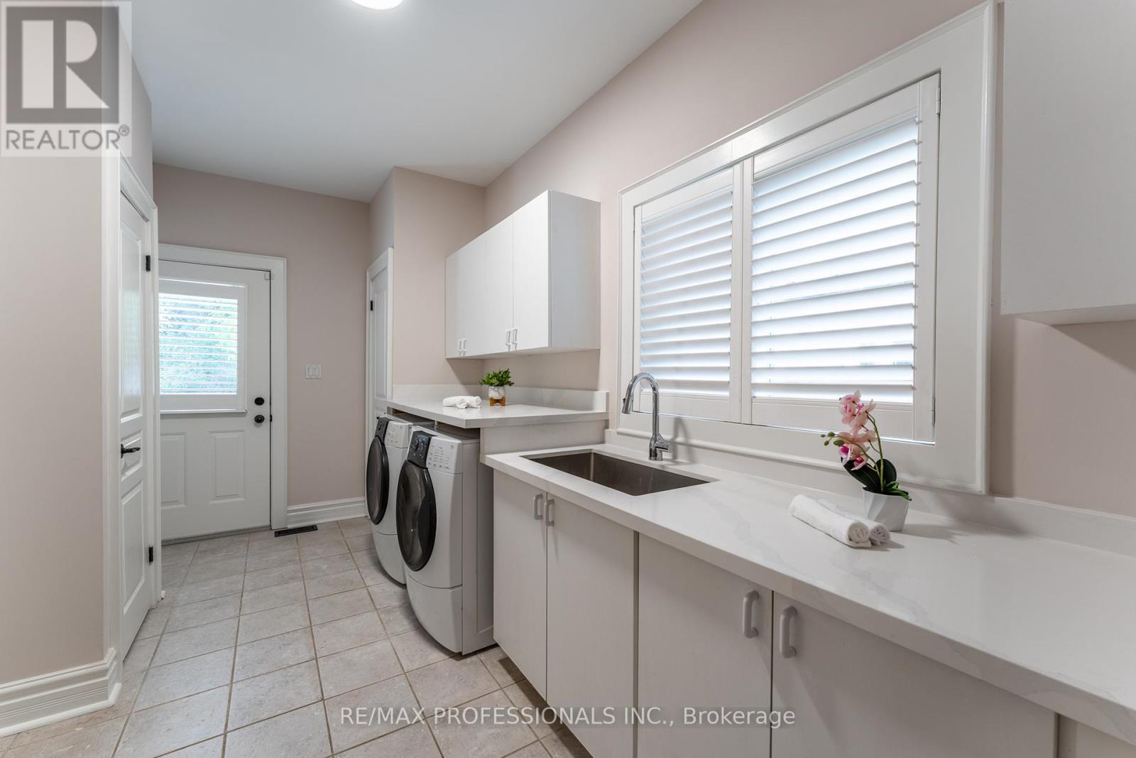 354 Country Club Crescent, Mississauga, Ontario  L5J 2P8 - Photo 28 - W12477092
