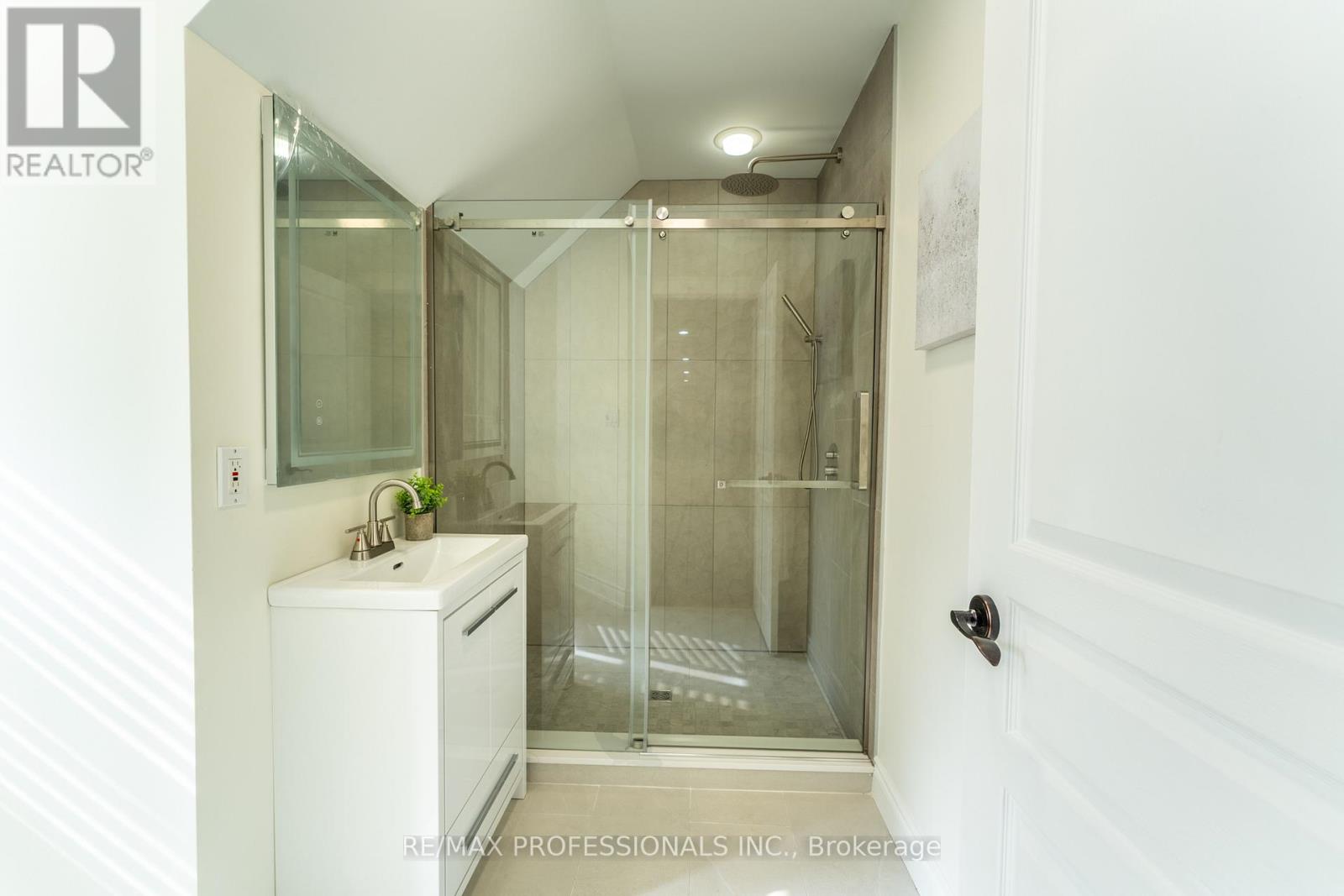 354 Country Club Crescent, Mississauga, Ontario  L5J 2P8 - Photo 38 - W12477092