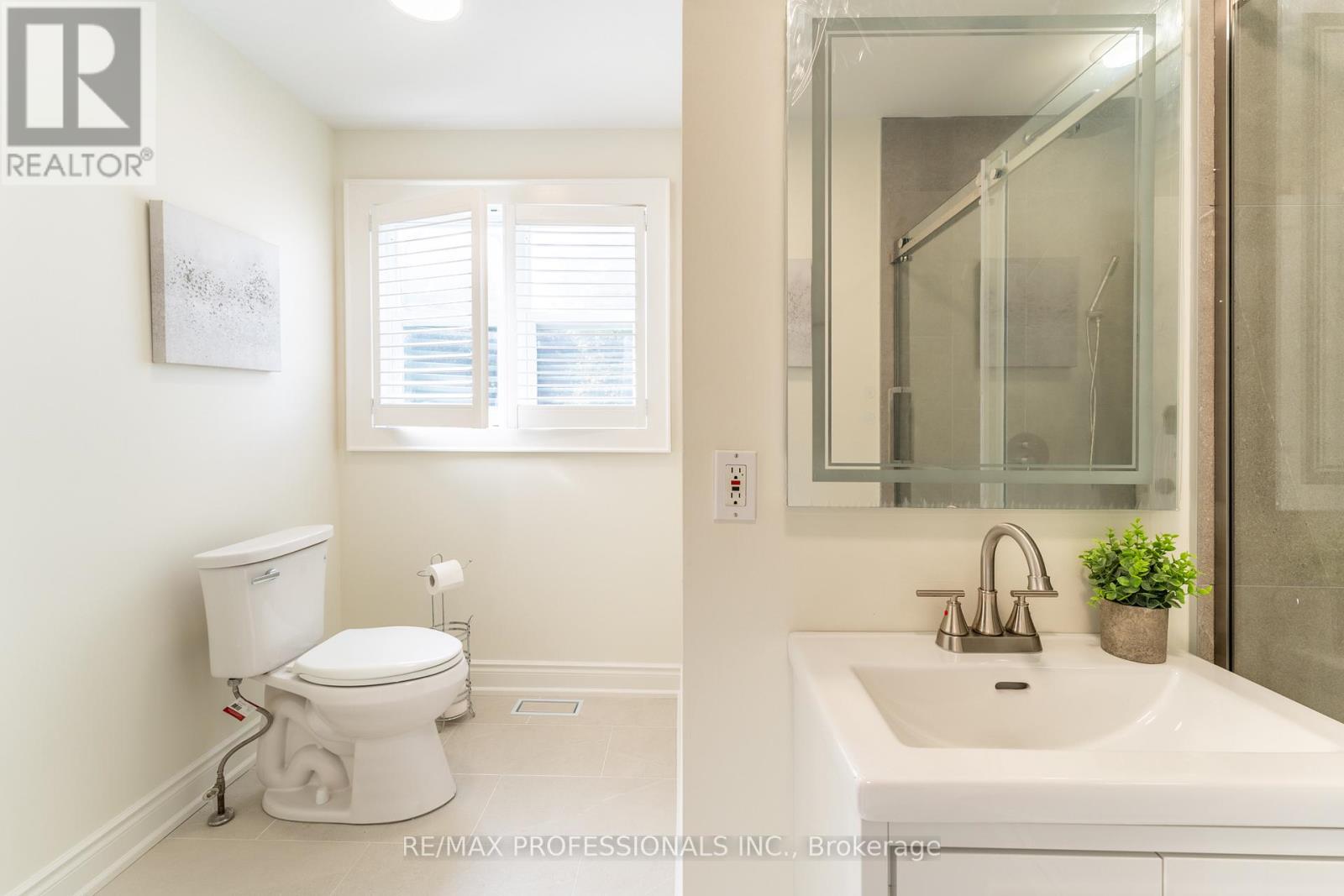 354 Country Club Crescent, Mississauga, Ontario  L5J 2P8 - Photo 39 - W12477092