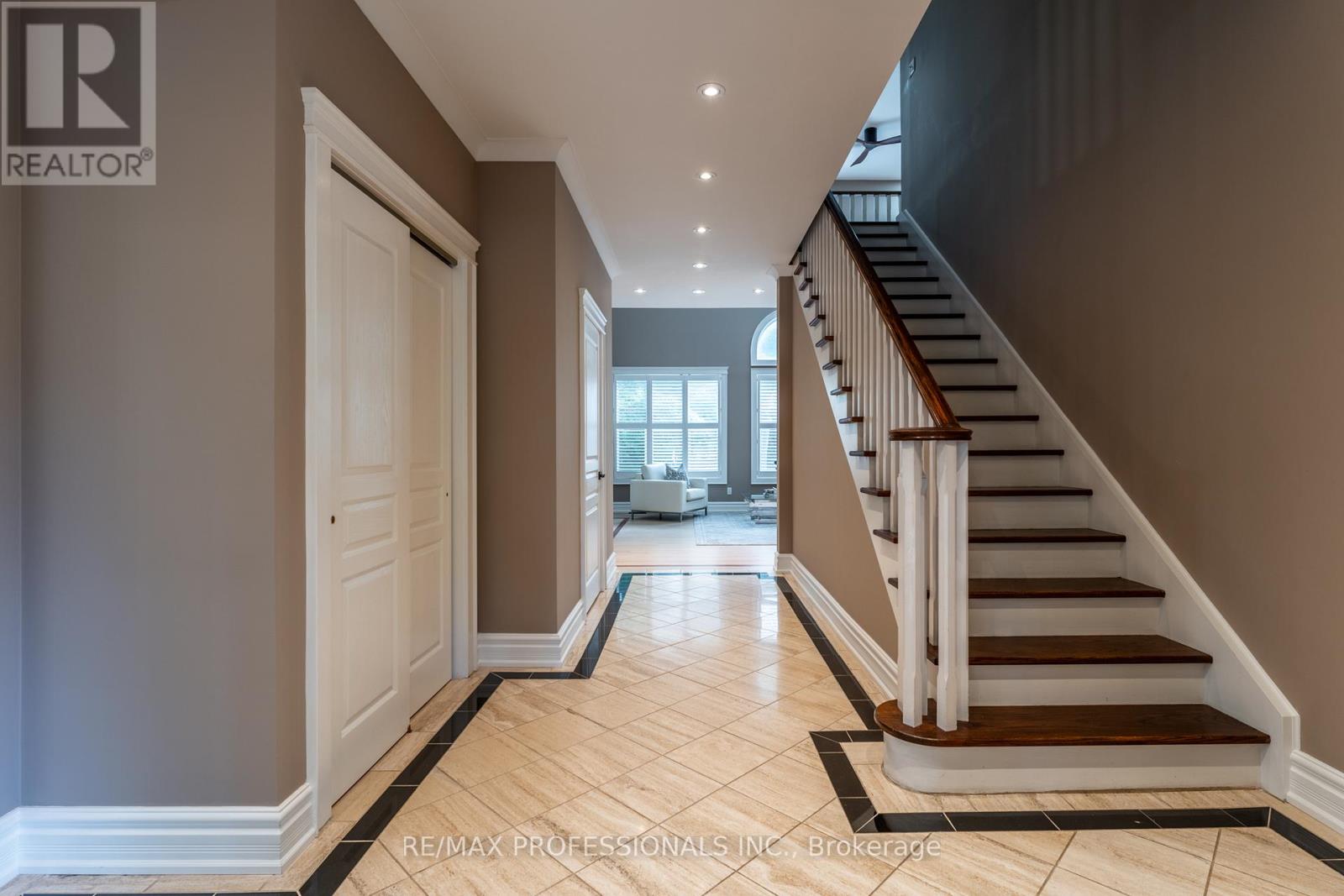 354 Country Club Crescent, Mississauga, Ontario  L5J 2P8 - Photo 8 - W12477092