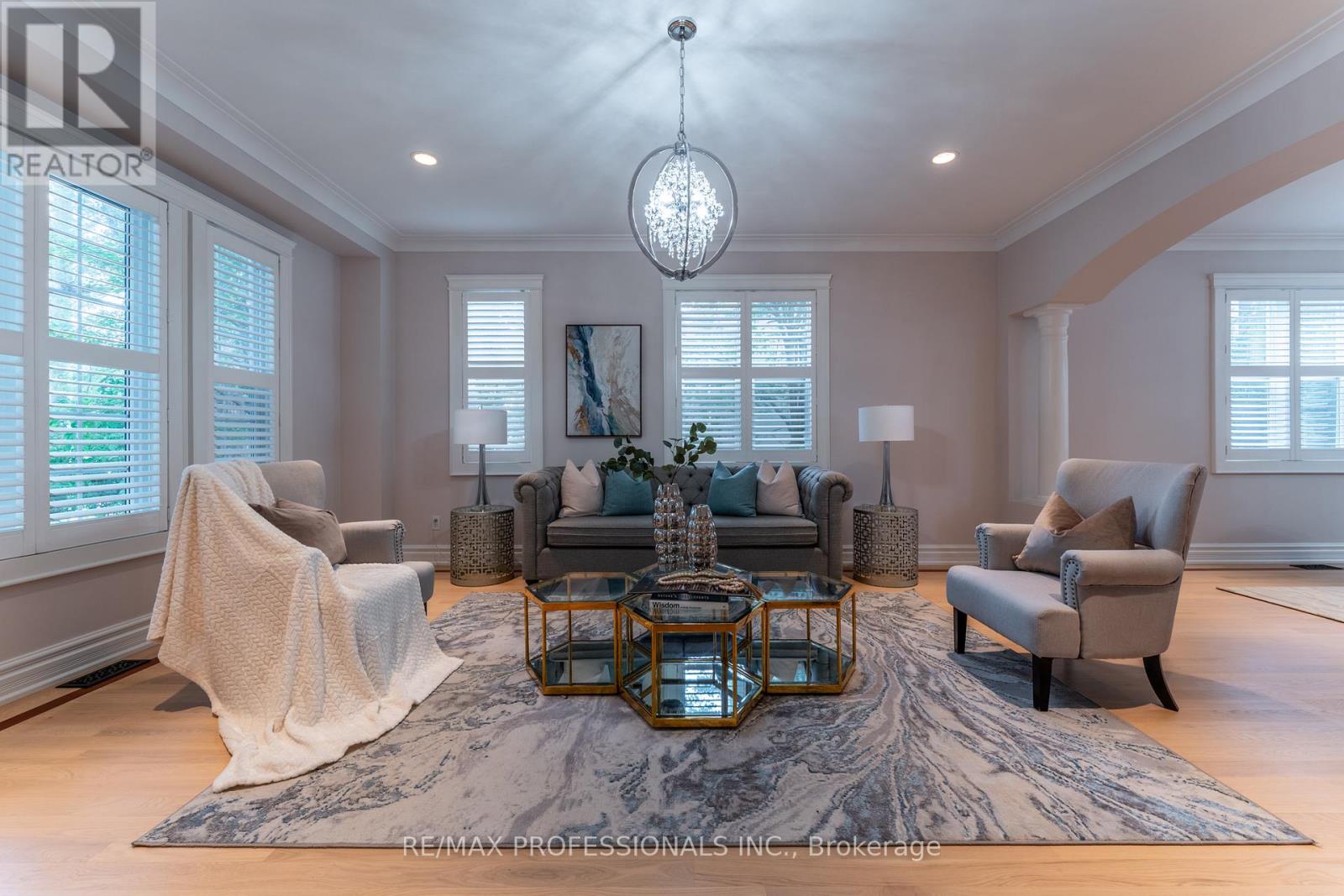 354 Country Club Crescent, Mississauga, Ontario  L5J 2P8 - Photo 9 - W12477092