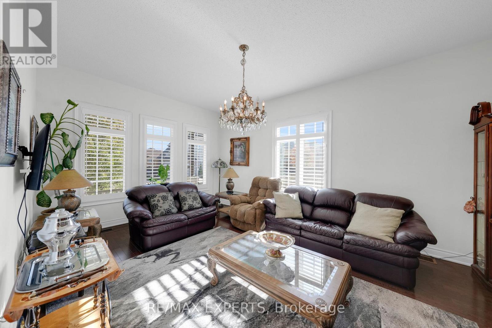 10 Falkland Road, Brampton, Ontario  L6P 4C3 - Photo 5 - W12477103
