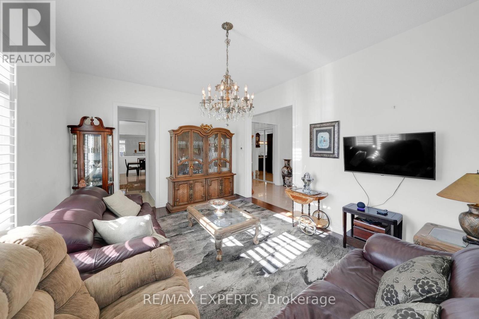 10 Falkland Road, Brampton, Ontario  L6P 4C3 - Photo 6 - W12477103