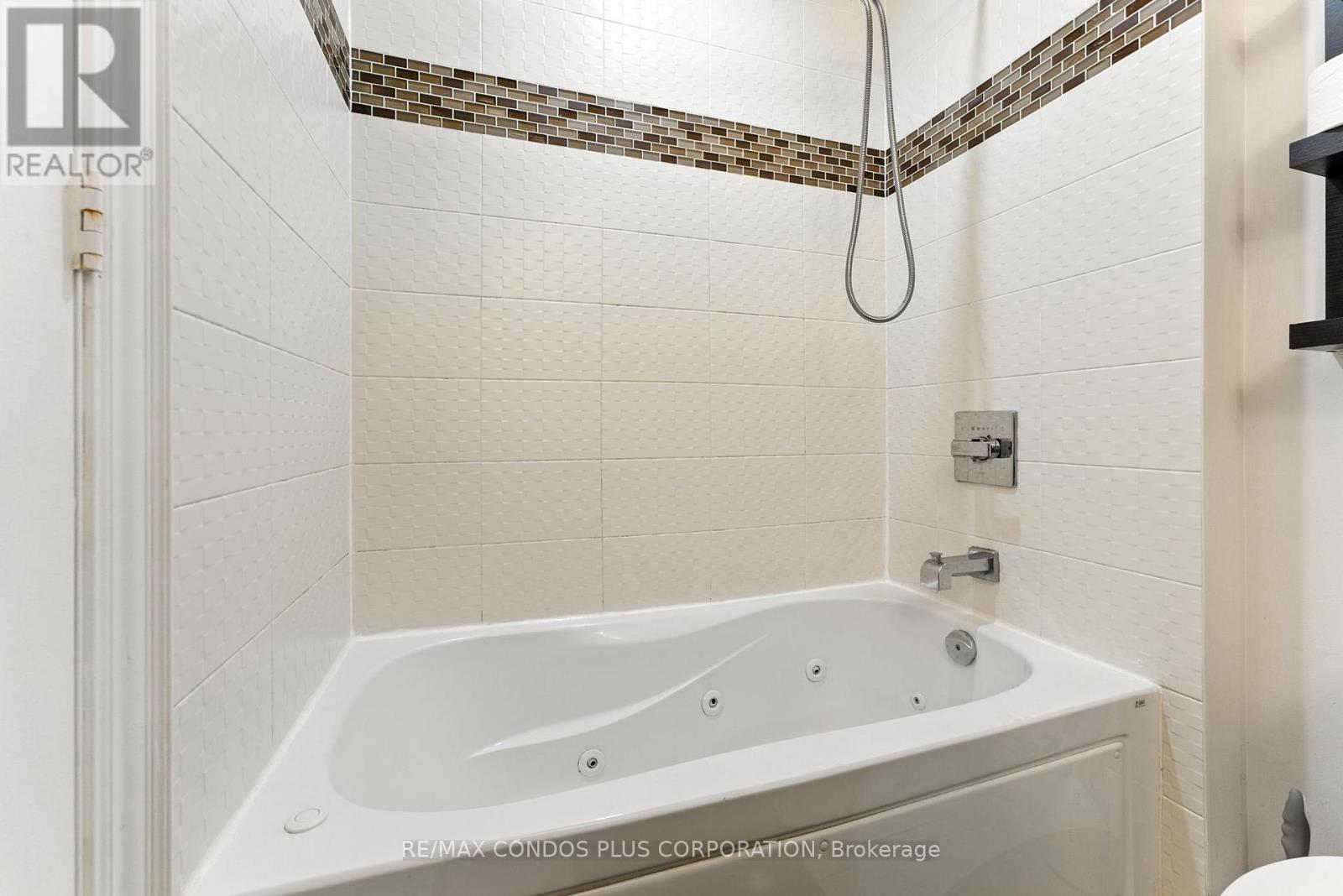16 Brookers Lane S, Toronto, Ontario  M8V 0A5 - Photo 7 - W12477124