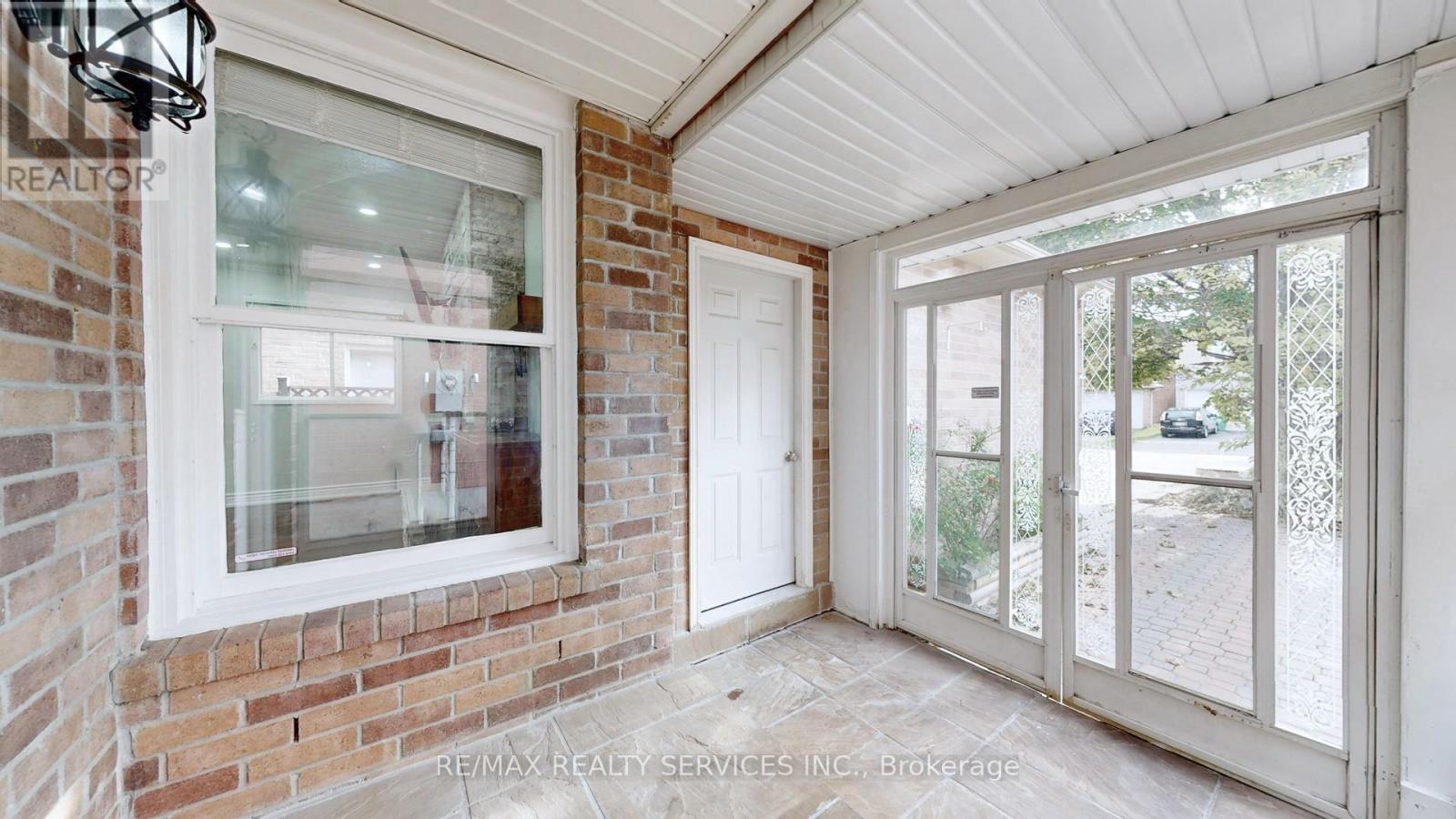 5231 Astwell Avenue, Mississauga, Ontario  L5R 3H8 - Photo 3 - W12477125