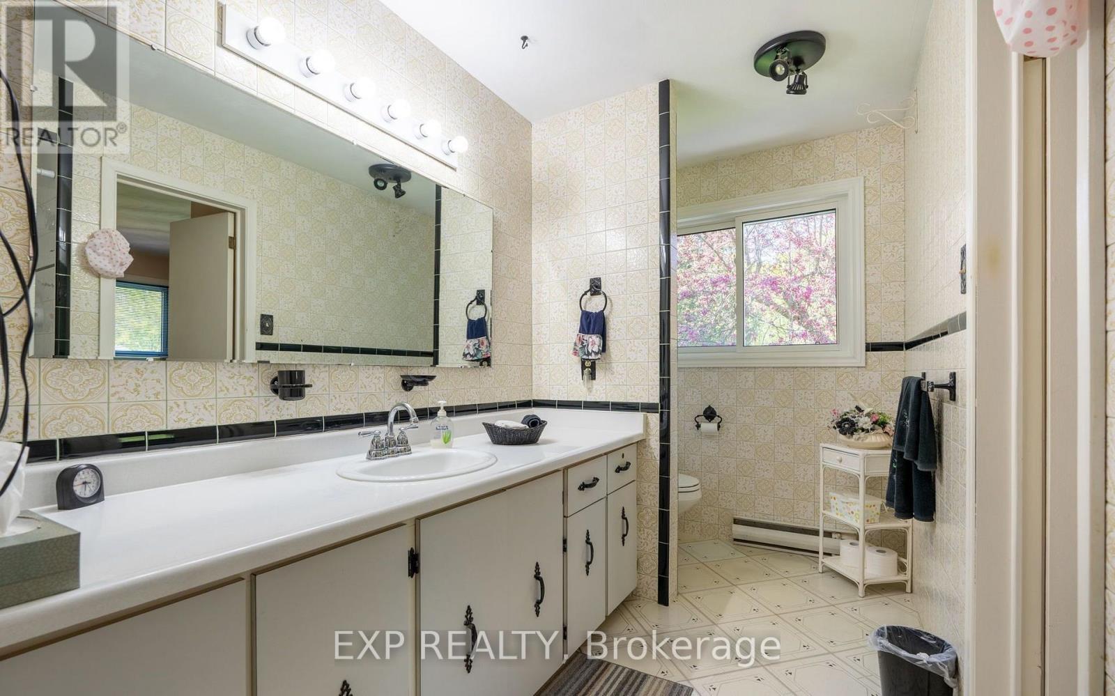 1215 Derry Road, Milton, Ontario  L0P 1B0 - Photo 20 - W12477128