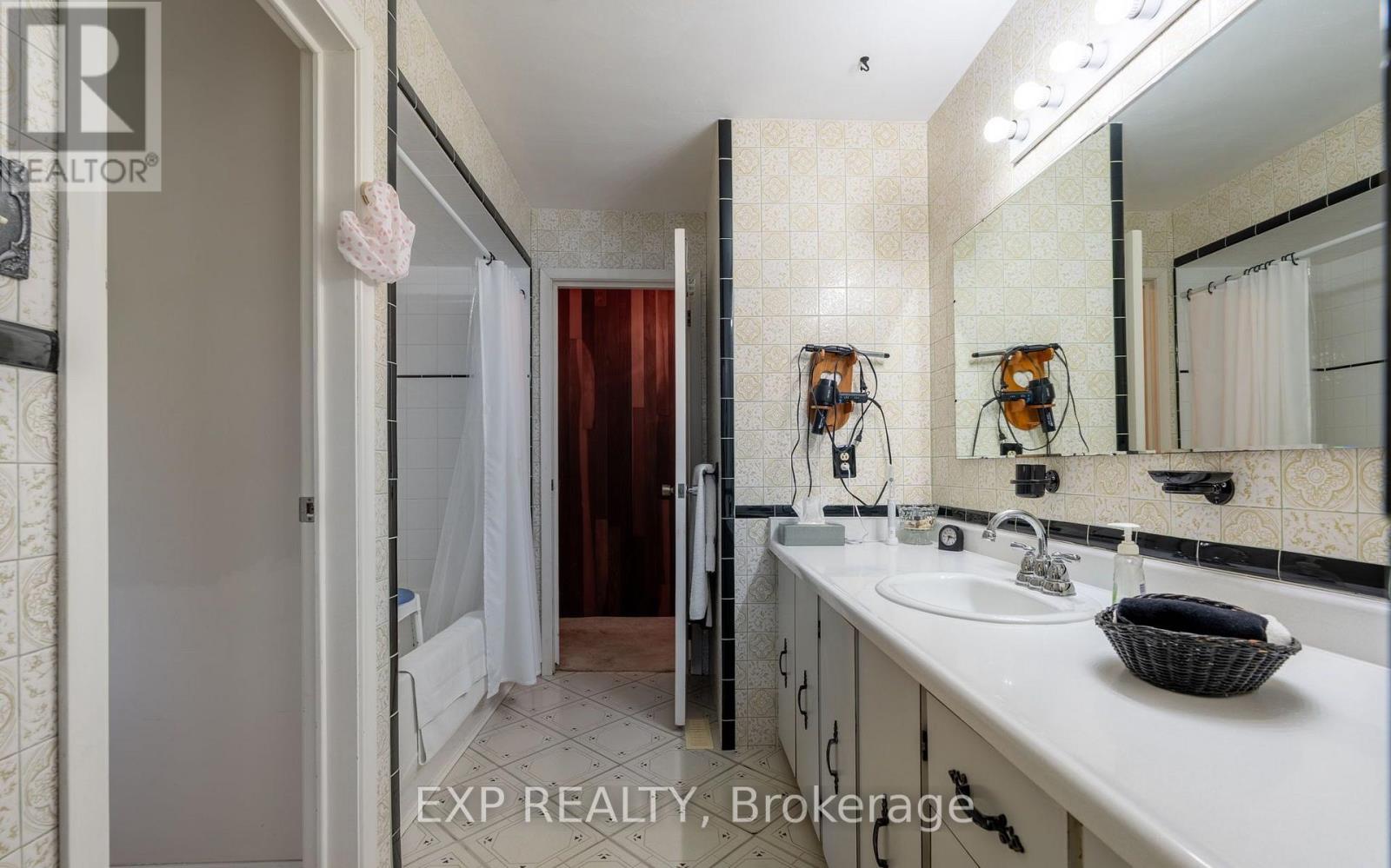 1215 Derry Road, Milton, Ontario  L0P 1B0 - Photo 21 - W12477128