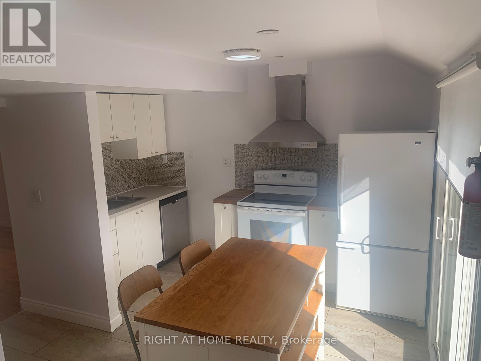 38 Beechwood Avenue, Hamilton, Ontario  L8L 2S4 - Photo 3 - X12475020