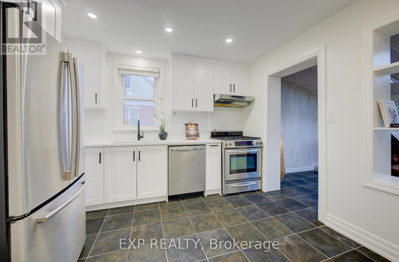 27 Dudhope Avenue, Cambridge, Ontario  N1R 4T2 - Photo 10 - X12477114