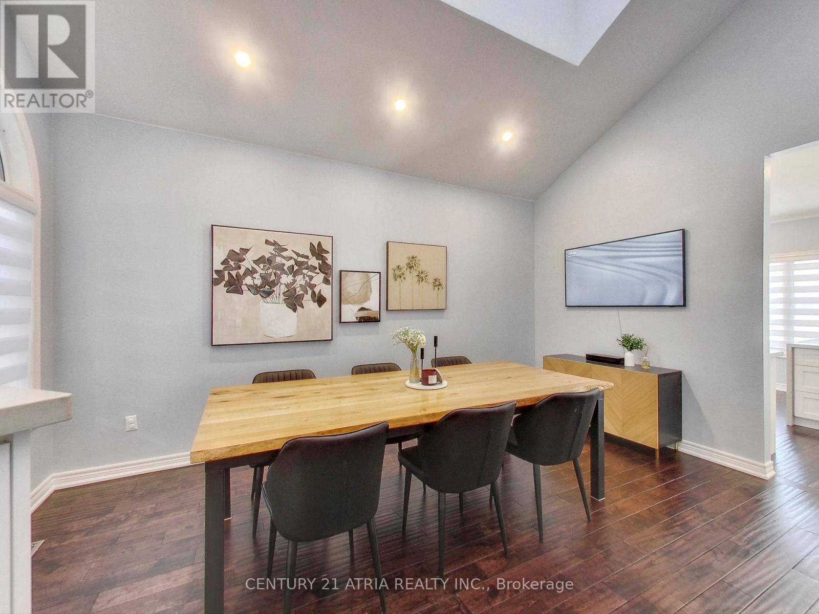 2 Whalen Court, Richmond Hill, Ontario  L4C 9T5 - Photo 11 - N12477148