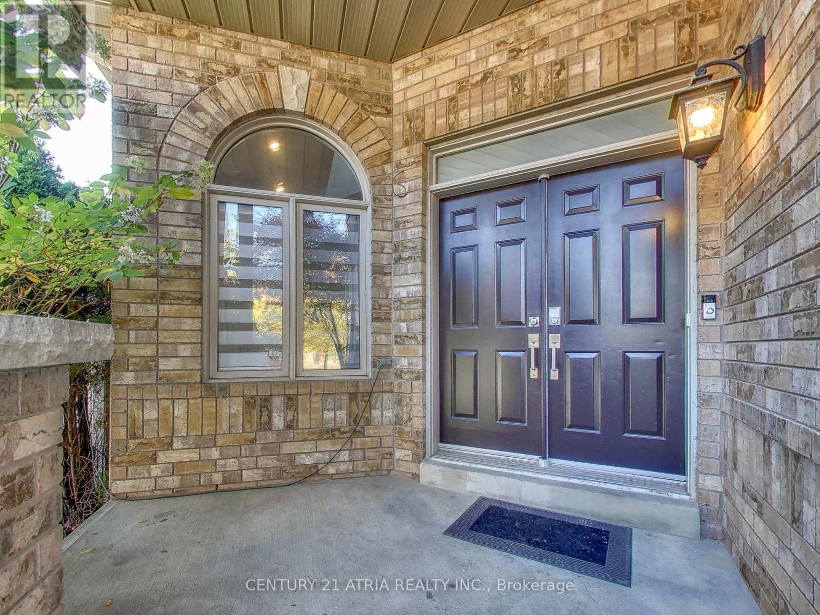 2 Whalen Court, Richmond Hill, Ontario  L4C 9T5 - Photo 2 - N12477148