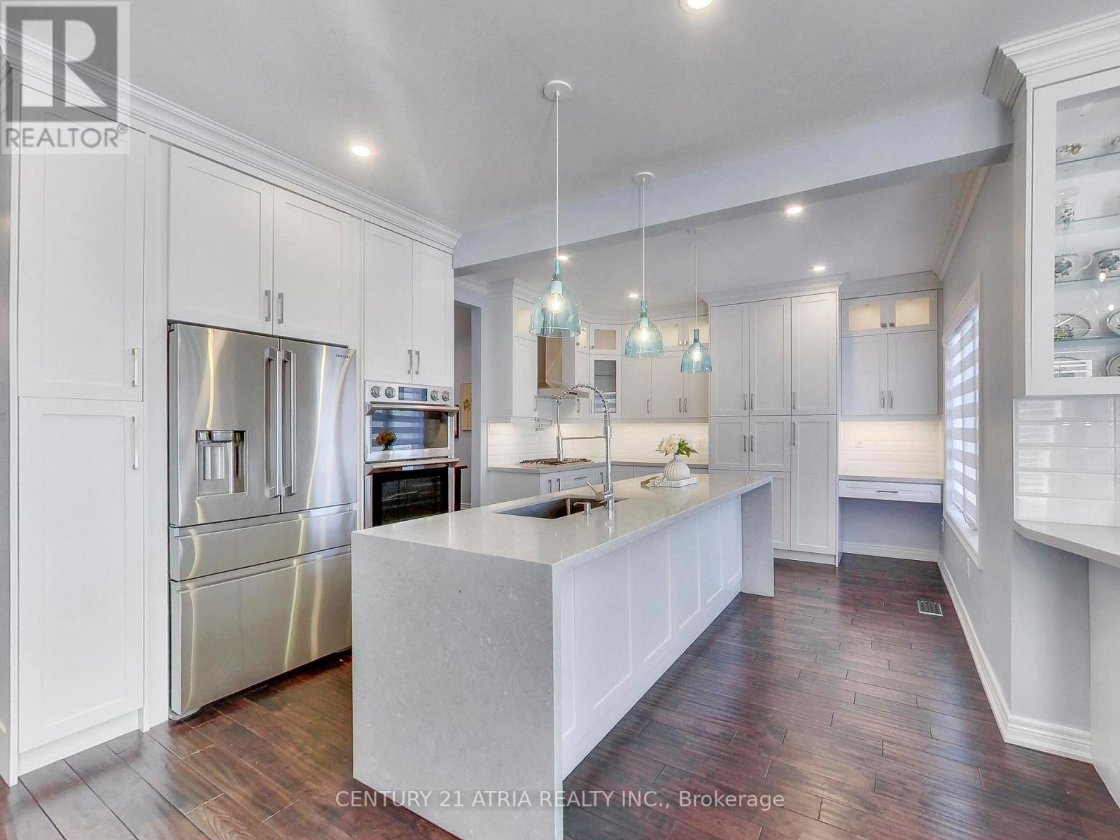 2 Whalen Court, Richmond Hill, Ontario  L4C 9T5 - Photo 8 - N12477148