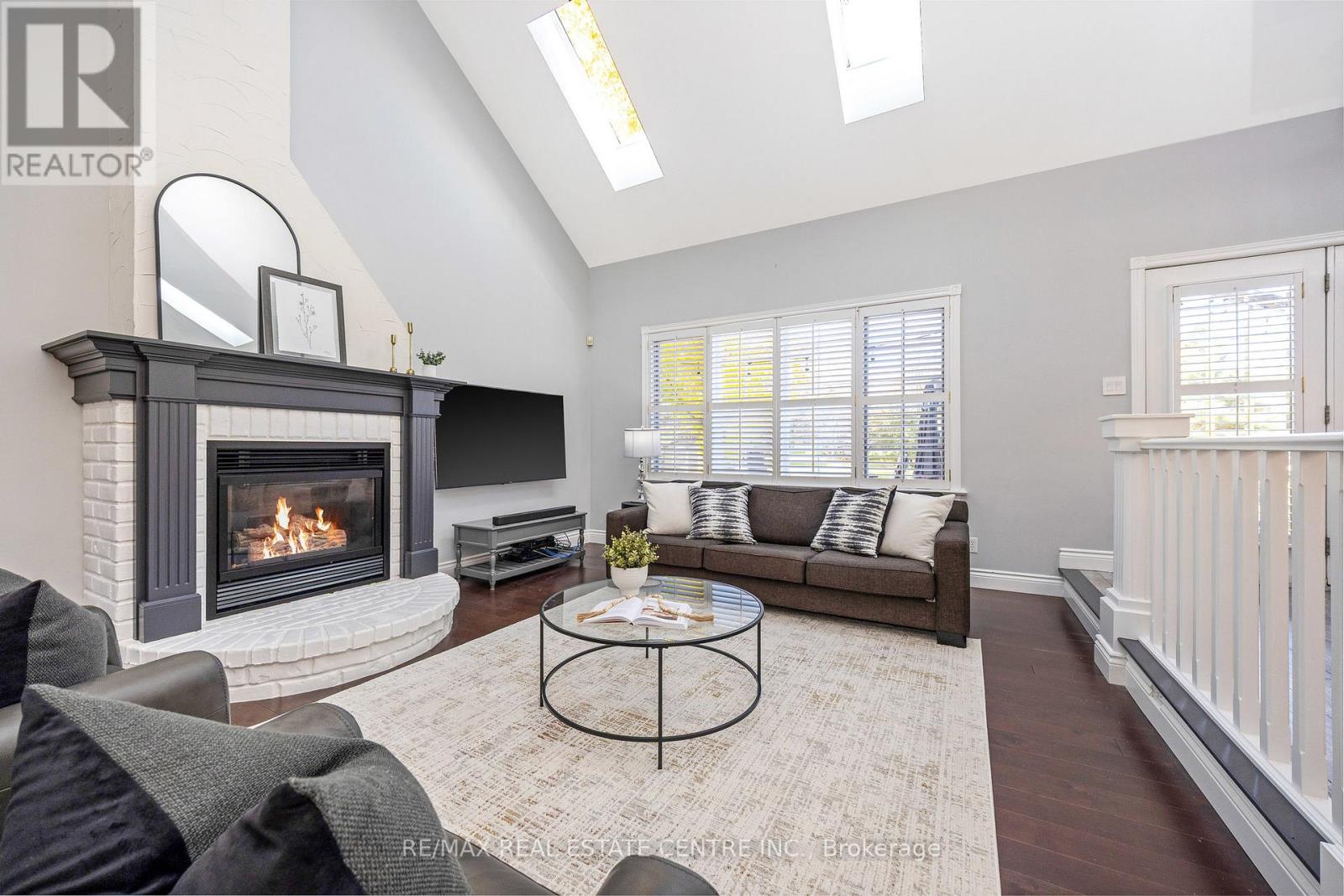 2255 Mohawk Trail, Milton, Ontario  L0P 1B0 - Photo 5 - W12477138