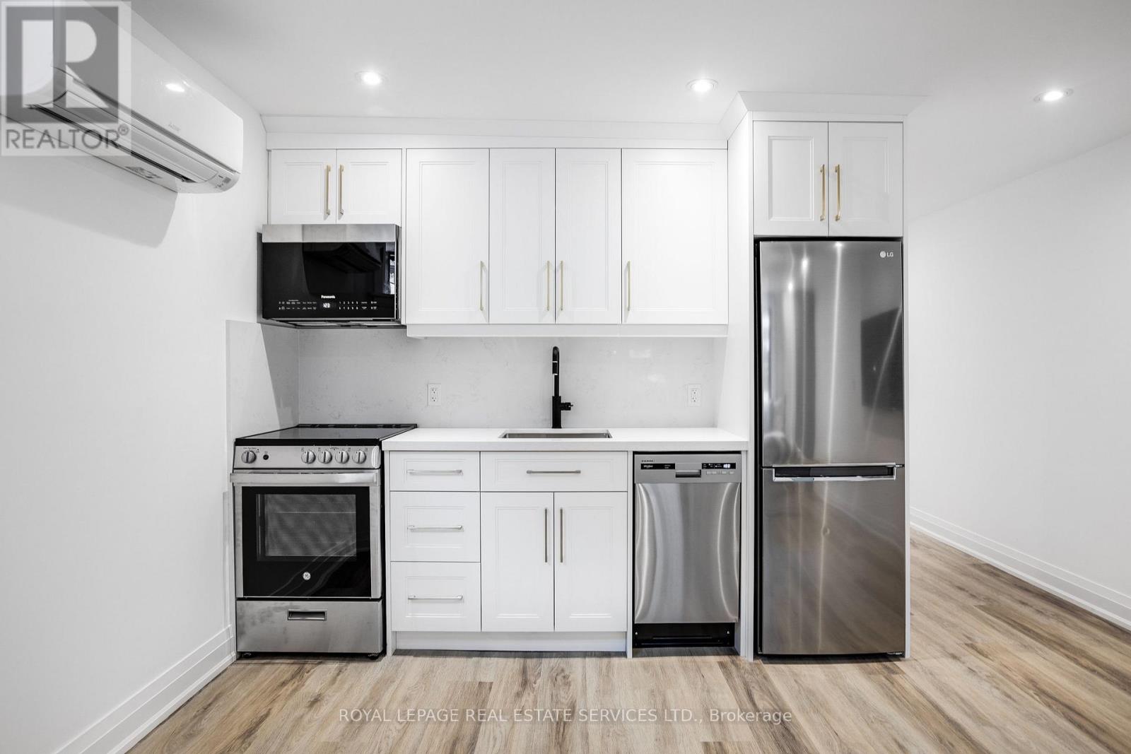 18 Milton Street, Toronto, Ontario  M8Y 2X5 - Photo 17 - W12477143