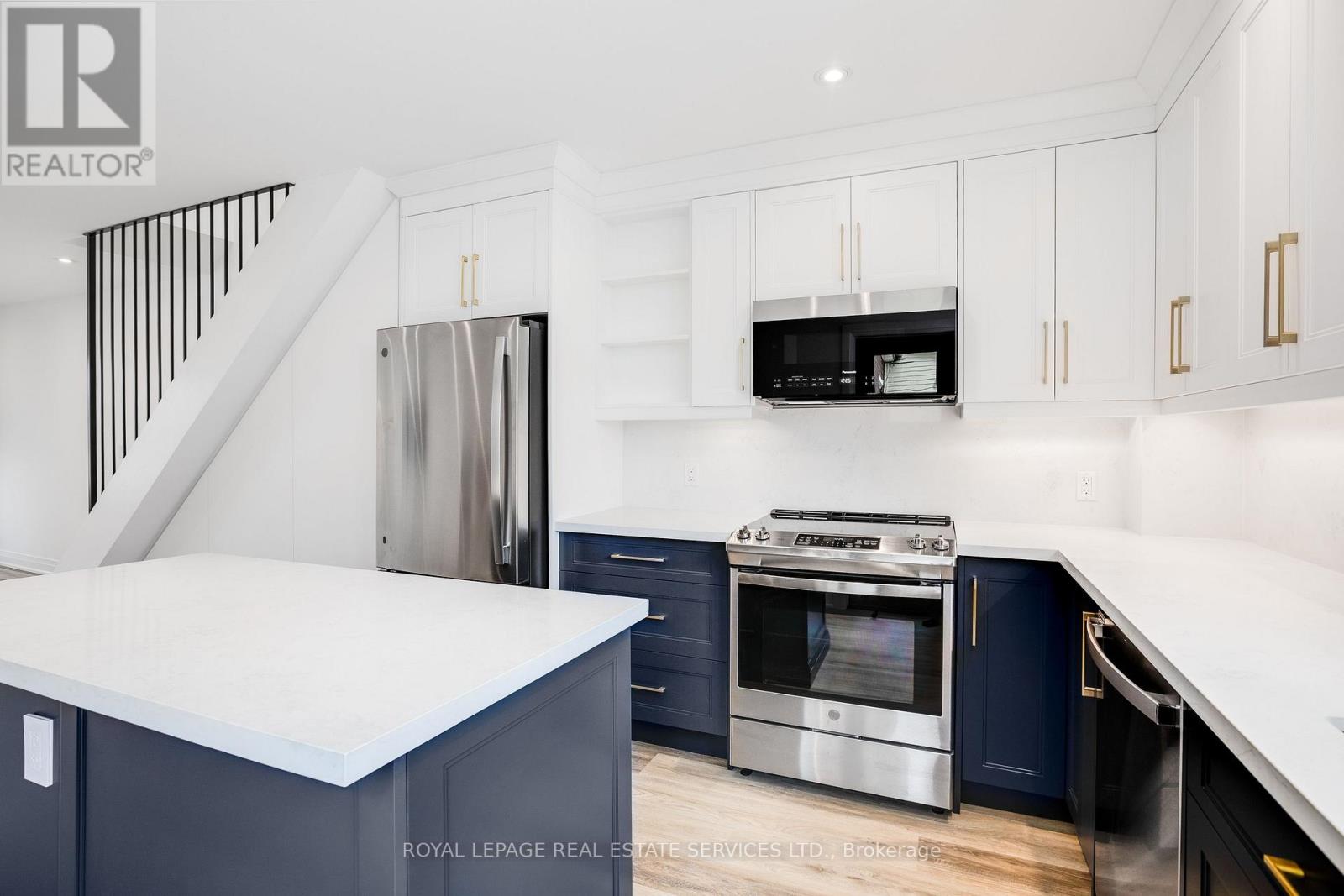 18 Milton Street, Toronto, Ontario  M8Y 2X5 - Photo 7 - W12477143