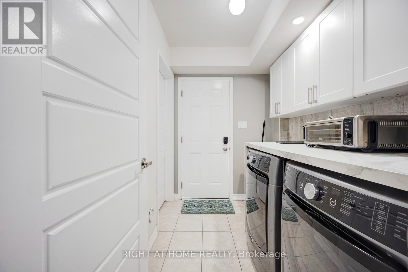 3082 Harbell Gate, Oakville, Ontario  L6M 0Z3 - Photo 11 - W12477156