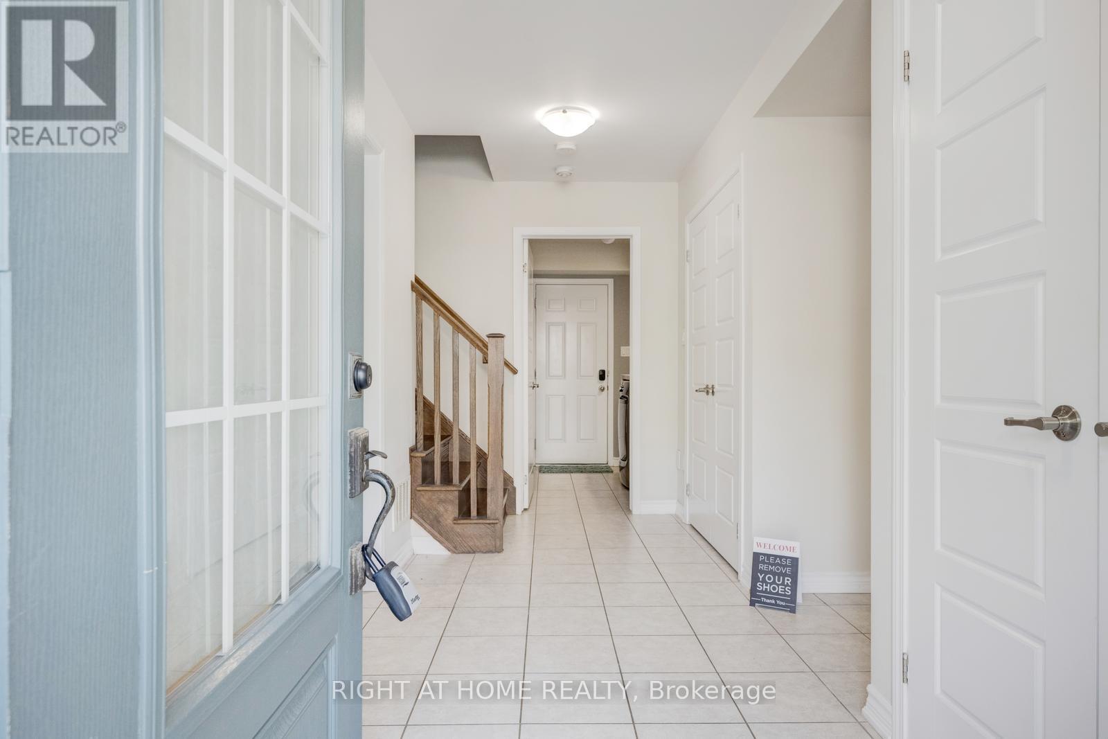 3082 Harbell Gate, Oakville, Ontario  L6M 0Z3 - Photo 5 - W12477156