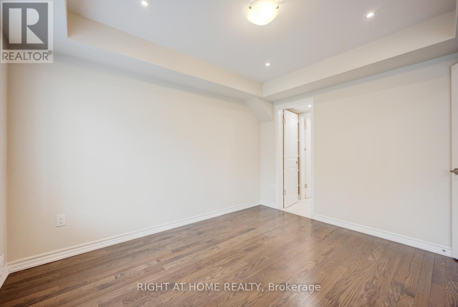 3082 Harbell Gate, Oakville, Ontario  L6M 0Z3 - Photo 8 - W12477156
