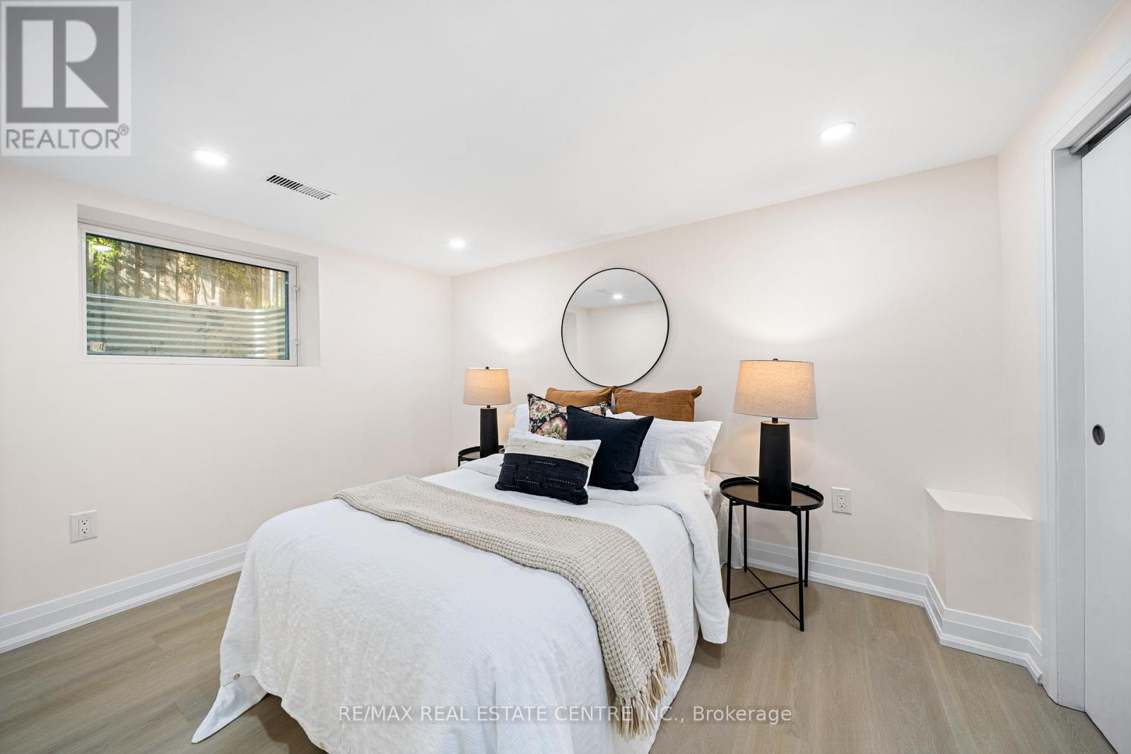 133 Inglewood Drive, Oakville, Ontario  L6K 1W8 - Photo 38 - W12477161