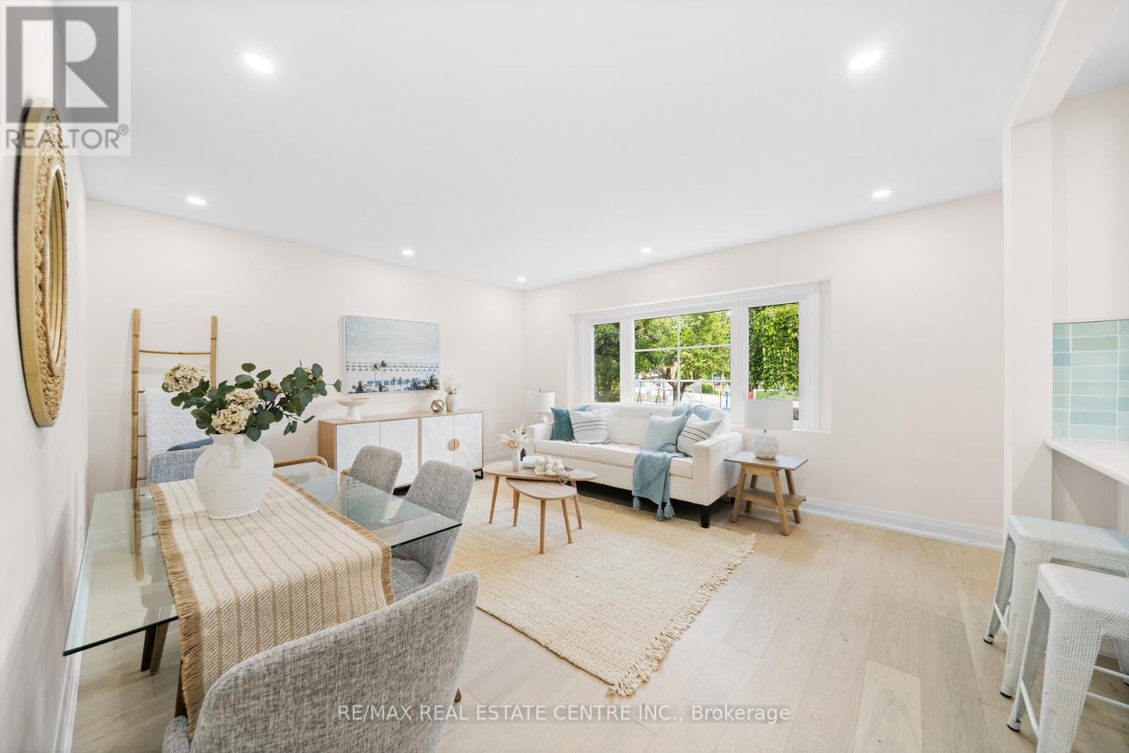 133 Inglewood Drive, Oakville, Ontario  L6K 1W8 - Photo 9 - W12477161