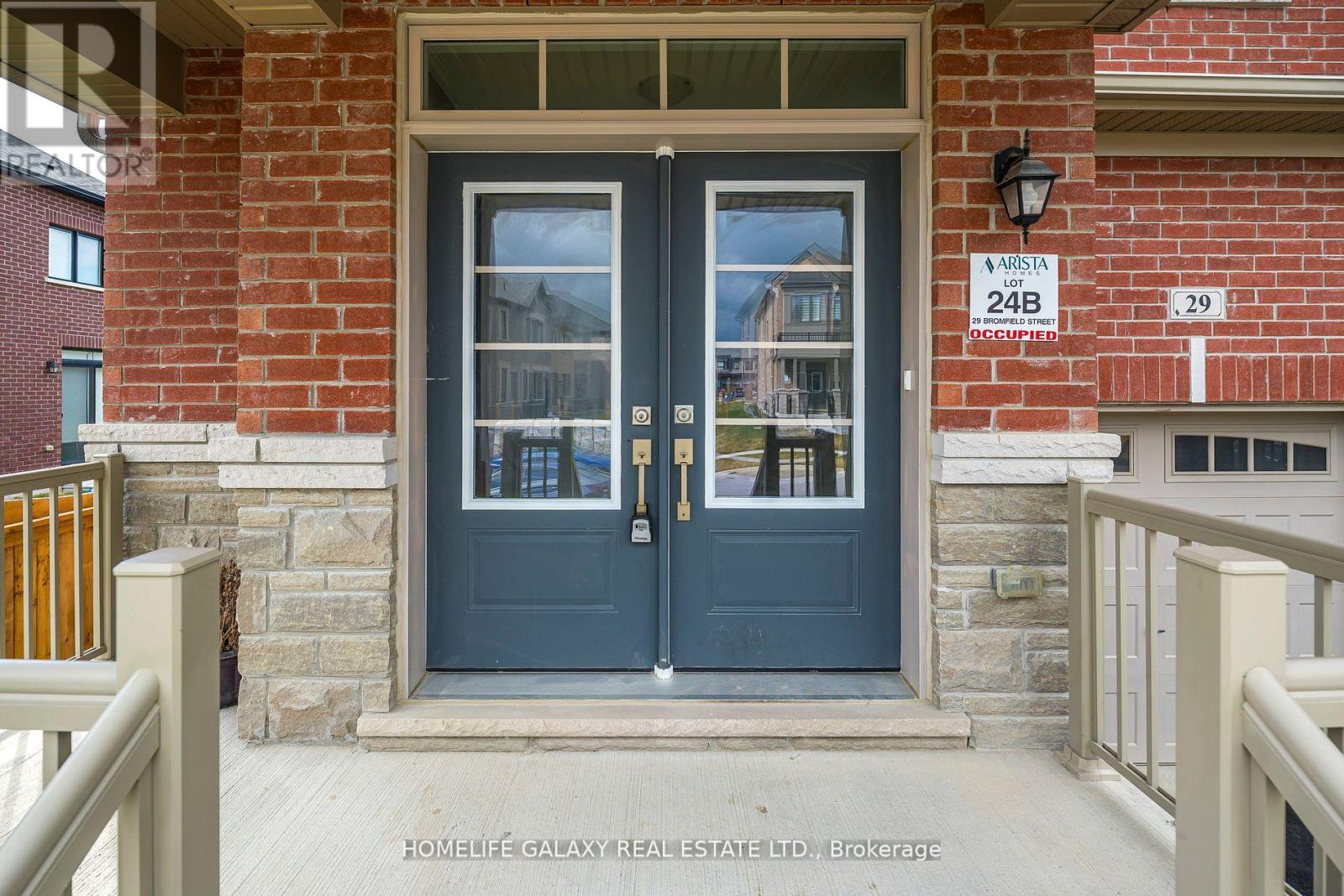 29 Bromfield Street, Whitby, Ontario  L1P 0P8 - Photo 3 - E12477167