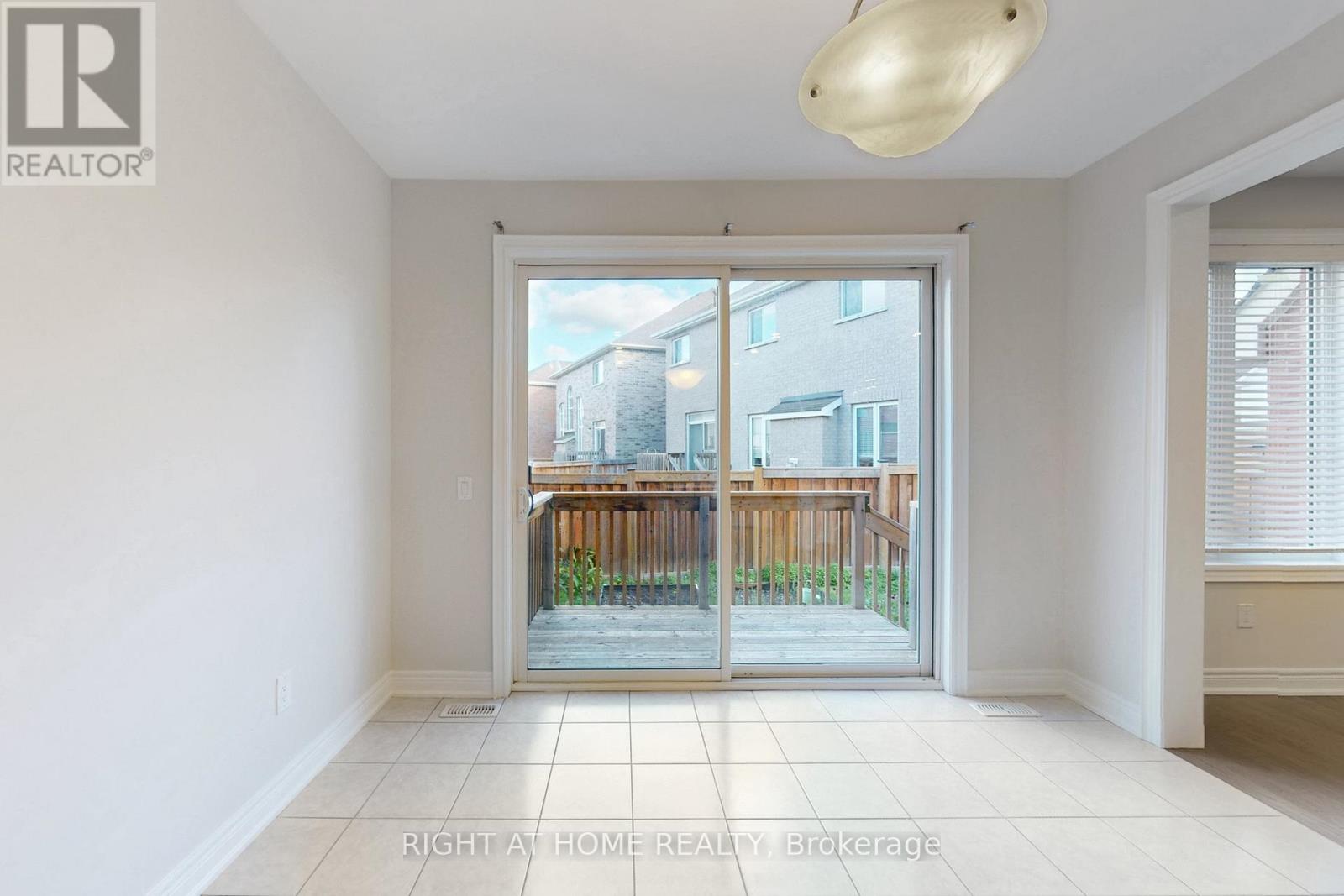 11 Robert Wilson Crescent, Georgina, Ontario  L4P 0G8 - Photo 12 - N12477183