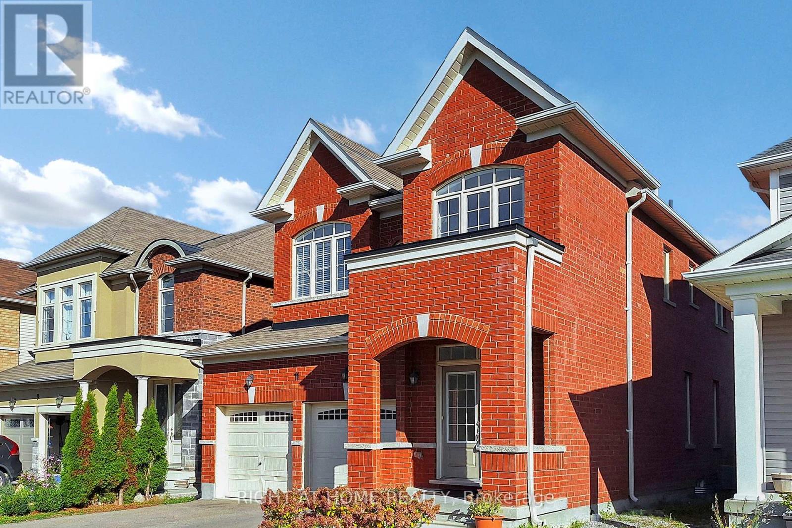 11 Robert Wilson Crescent, Georgina, Ontario  L4P 0G8 - Photo 2 - N12477183