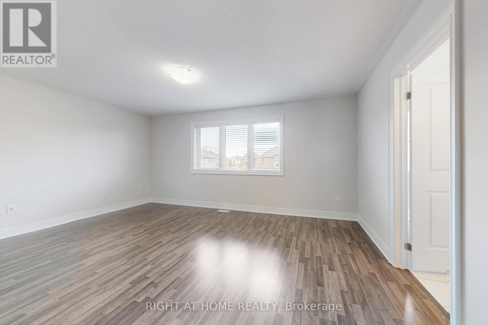 11 Robert Wilson Crescent, Georgina, Ontario  L4P 0G8 - Photo 23 - N12477183