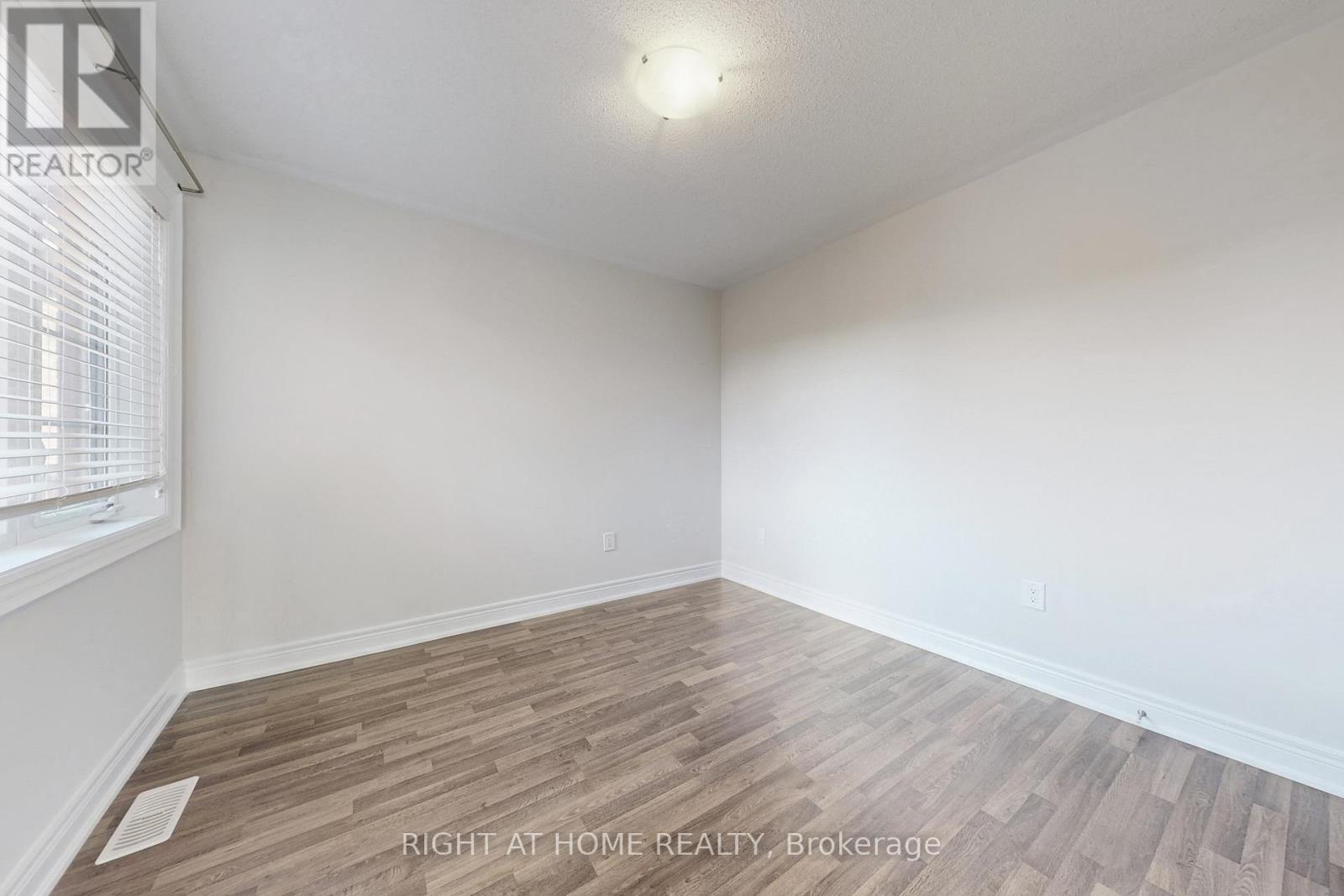 11 Robert Wilson Crescent, Georgina, Ontario  L4P 0G8 - Photo 37 - N12477183