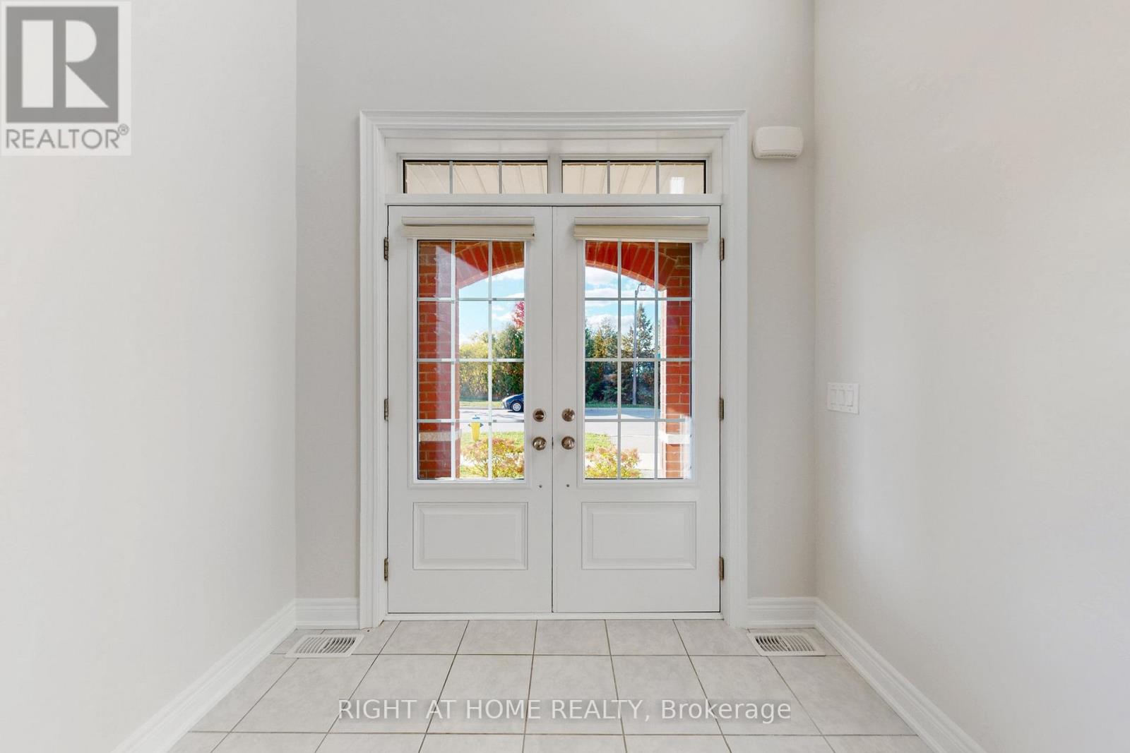 11 Robert Wilson Crescent, Georgina, Ontario  L4P 0G8 - Photo 5 - N12477183