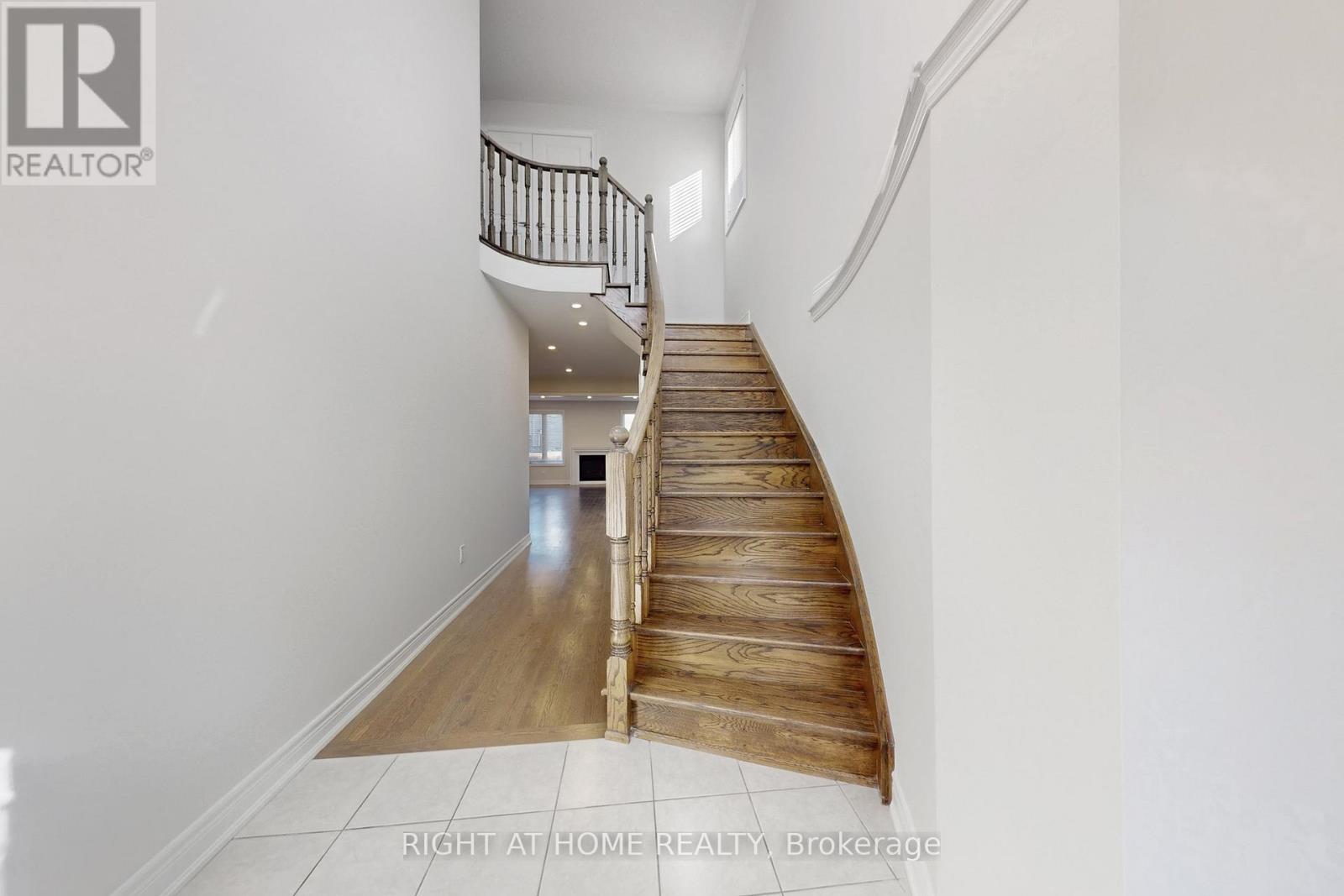 11 Robert Wilson Crescent, Georgina, Ontario  L4P 0G8 - Photo 17 - N12477197