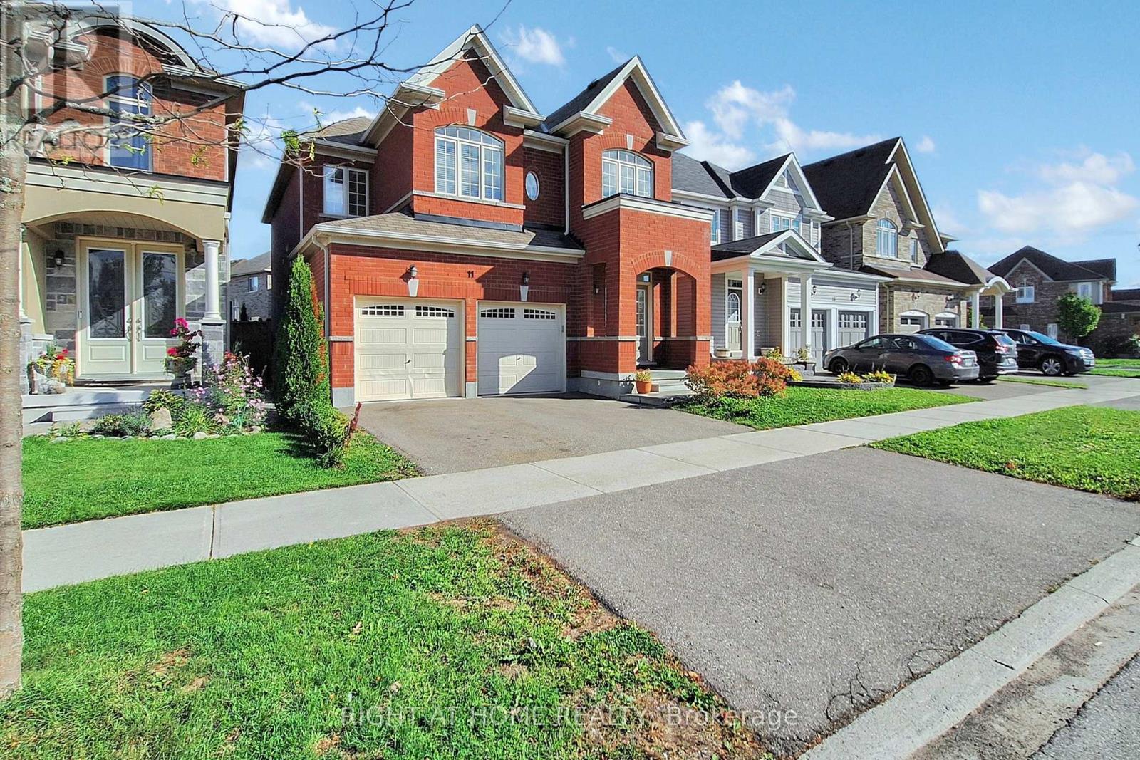 11 Robert Wilson Crescent, Georgina, Ontario  L4P 0G8 - Photo 2 - N12477197