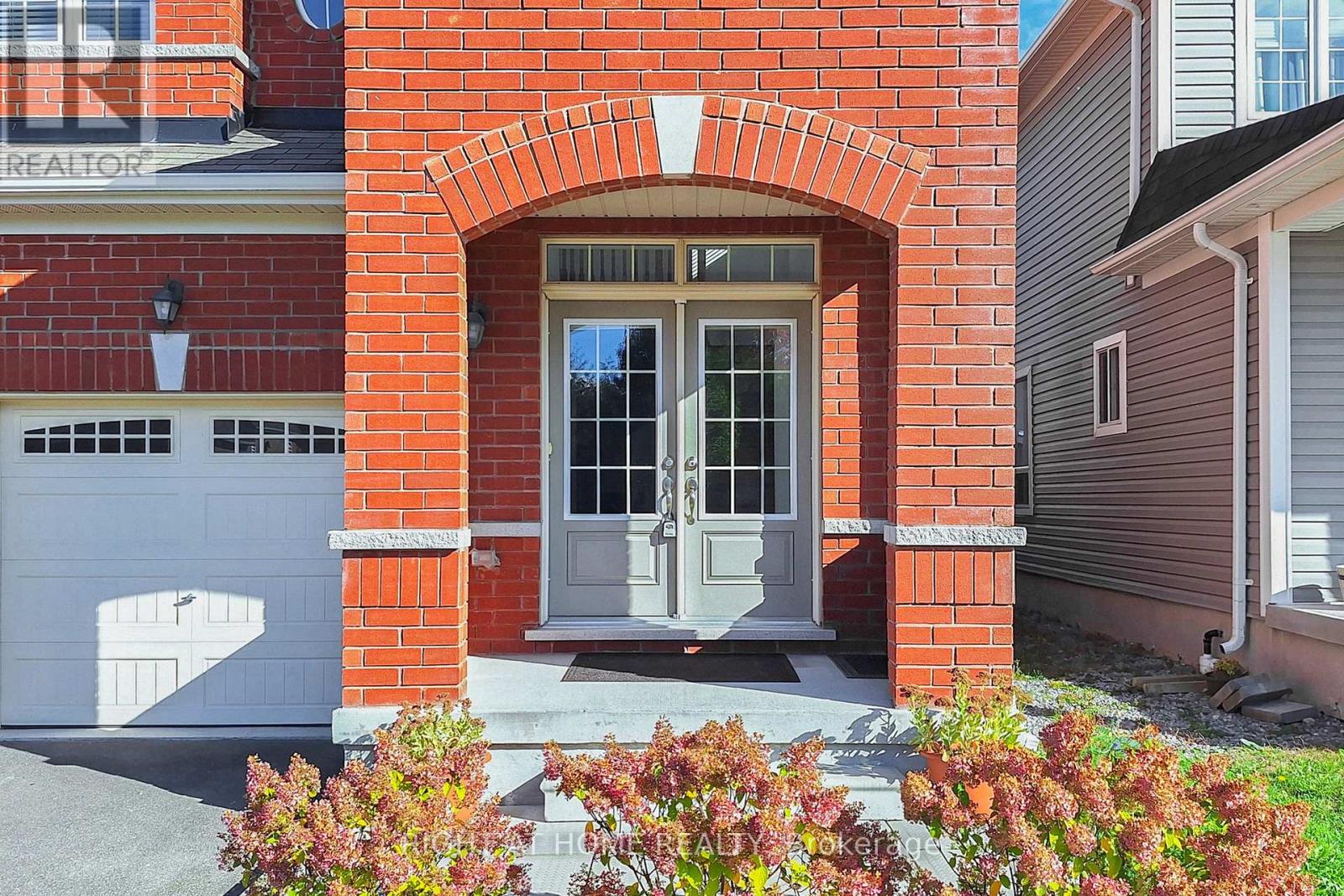 11 Robert Wilson Crescent, Georgina, Ontario  L4P 0G8 - Photo 3 - N12477197