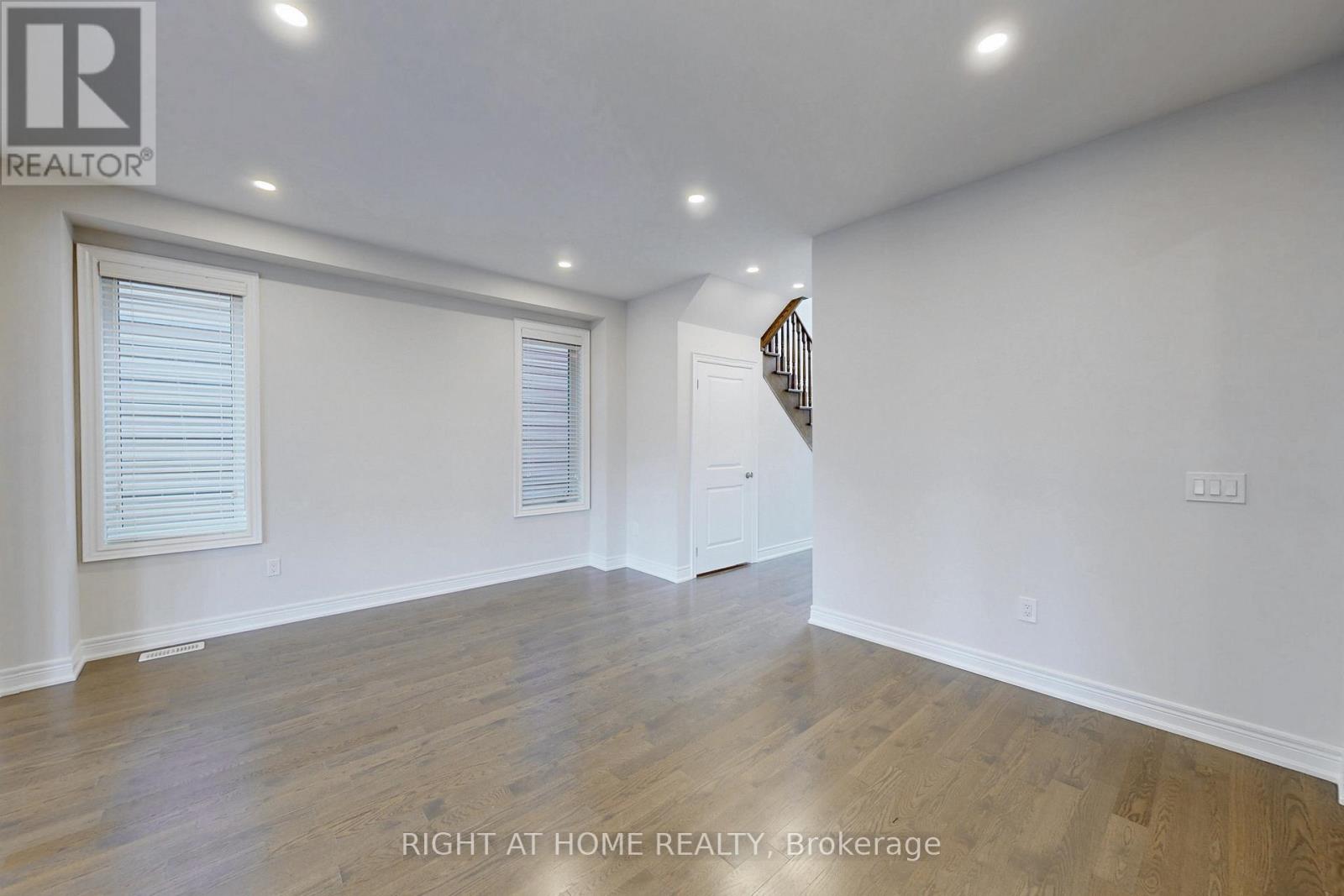 11 Robert Wilson Crescent, Georgina, Ontario  L4P 0G8 - Photo 6 - N12477197
