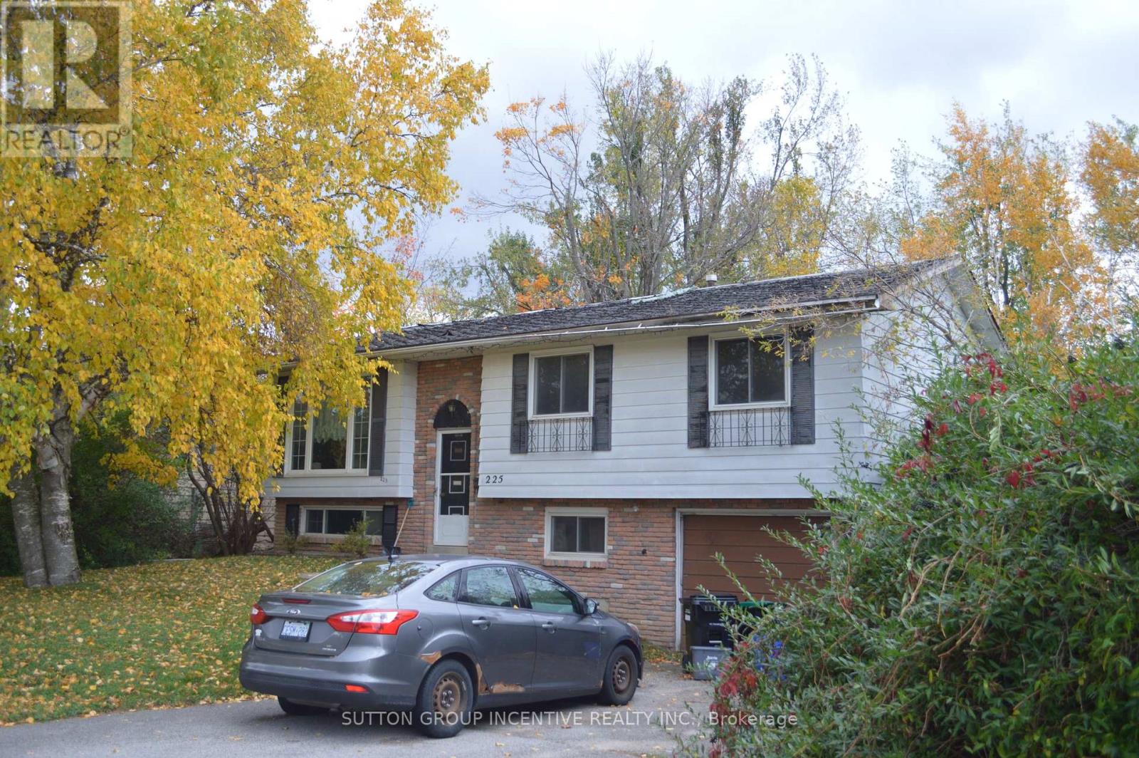 225 PINE DRIVE, Barrie, Ontario