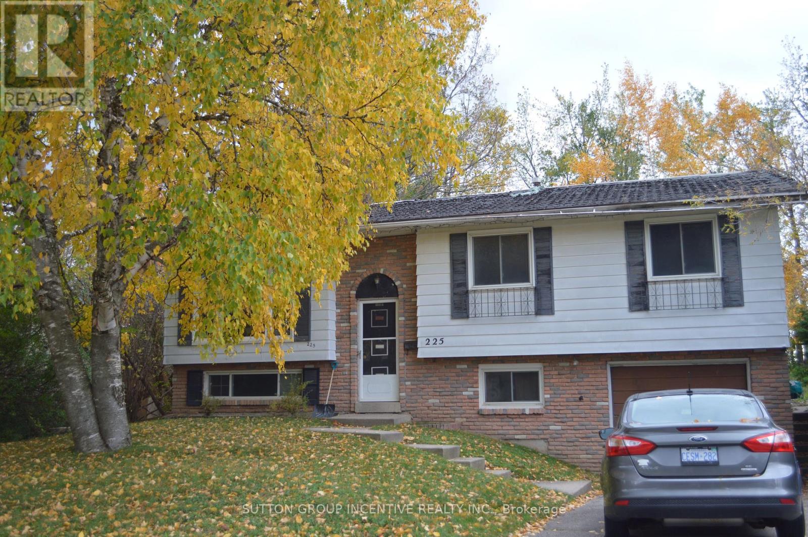 225 Pine Drive, Barrie, Ontario  L4N 4H6 - Photo 2 - S12477175