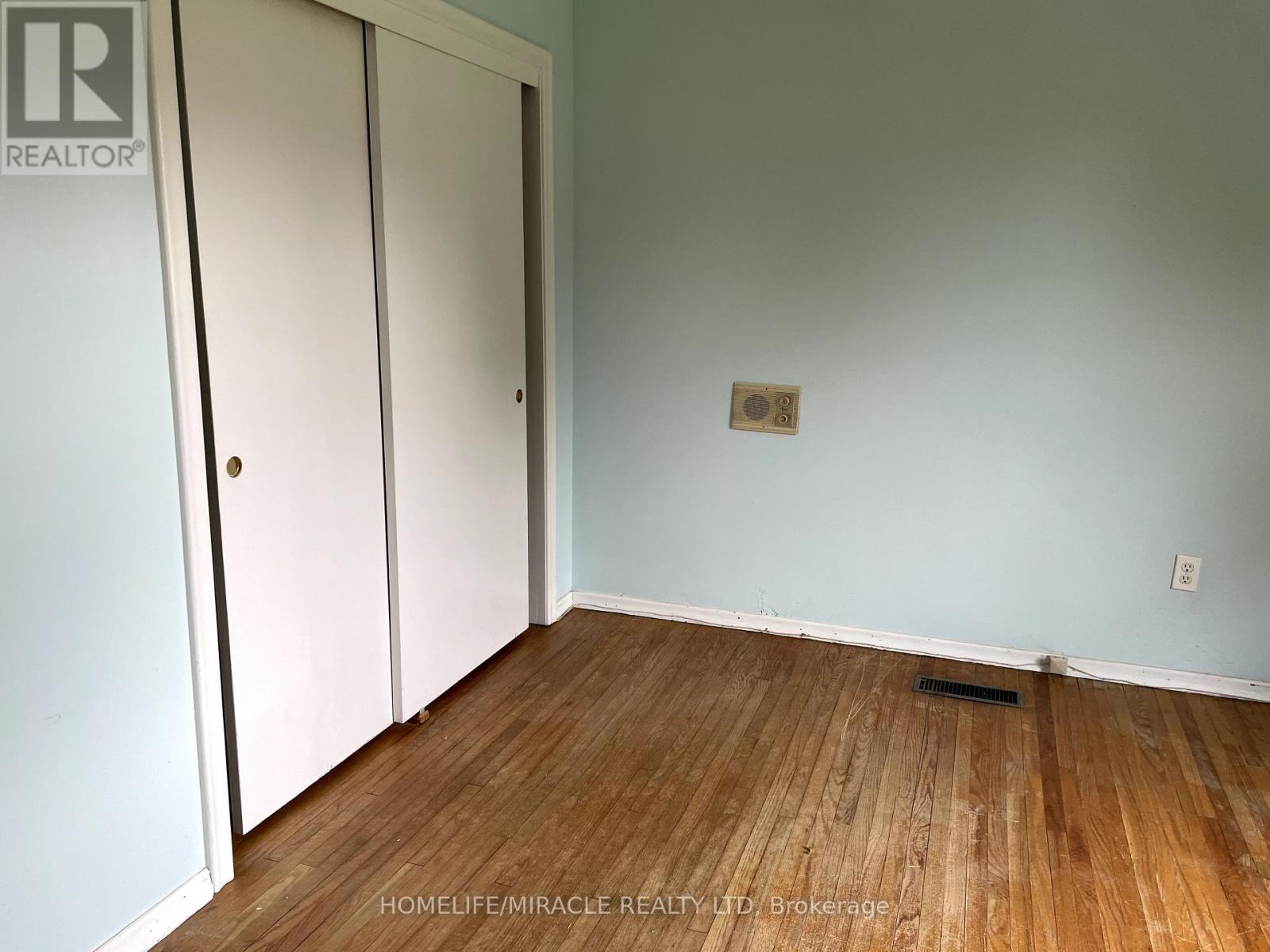 82 Roy Drive, Mississauga, Ontario  L5M 1A7 - Photo 10 - W12477206